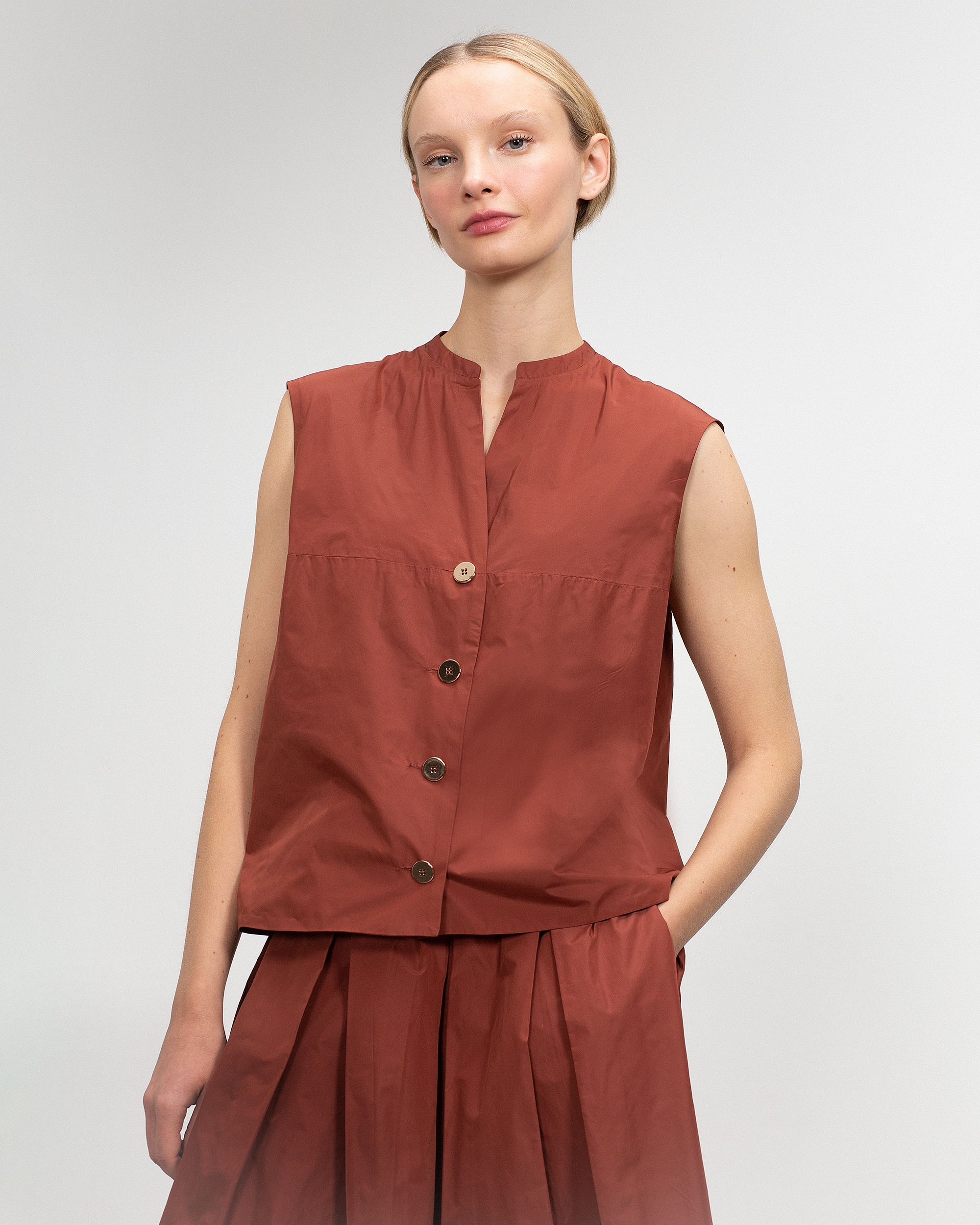 Lasserre - Camisa de mujer sin mangas con abotonadura central.