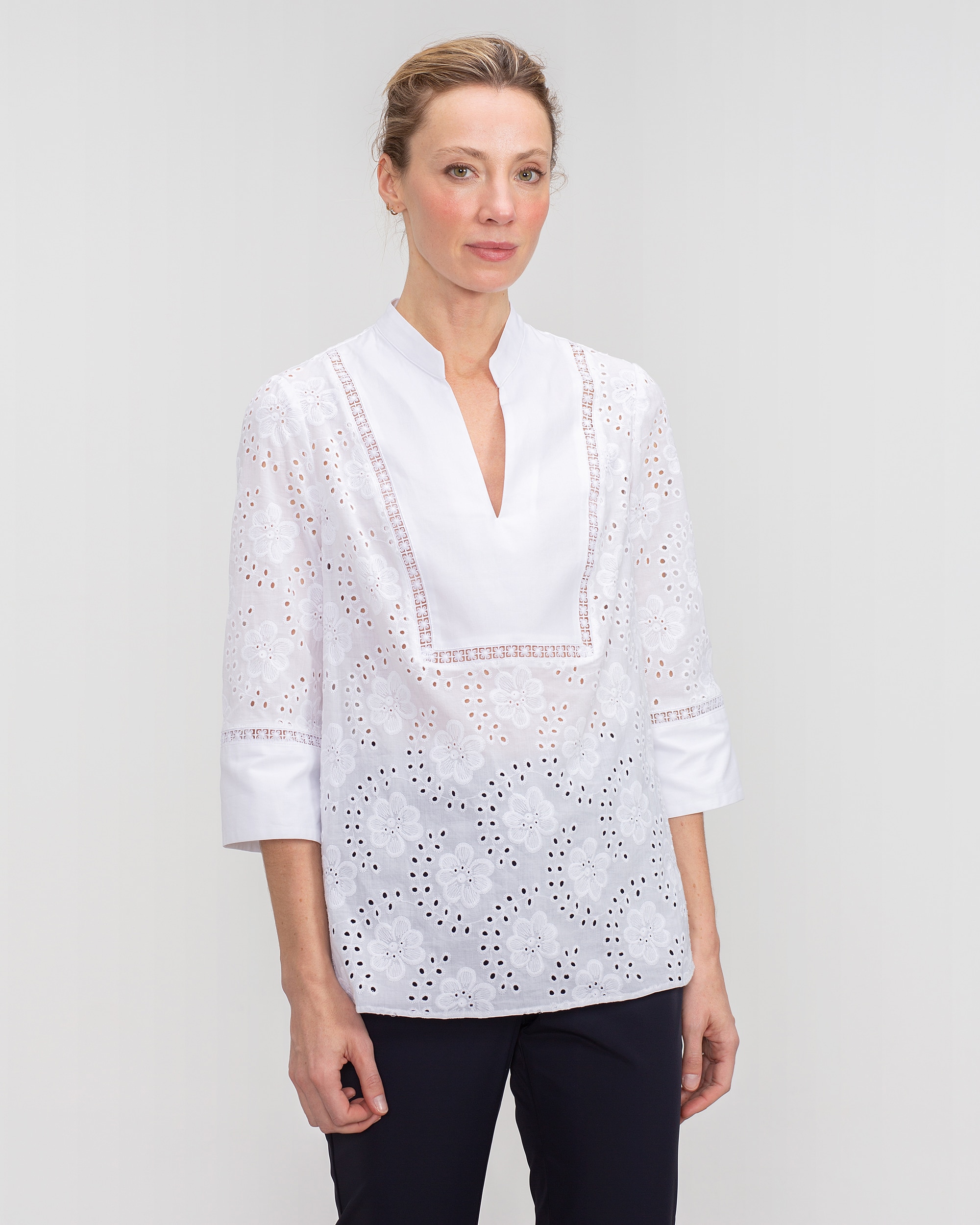 Lasserre - Camisa de mujer con cuello panadero y bordado suizo.