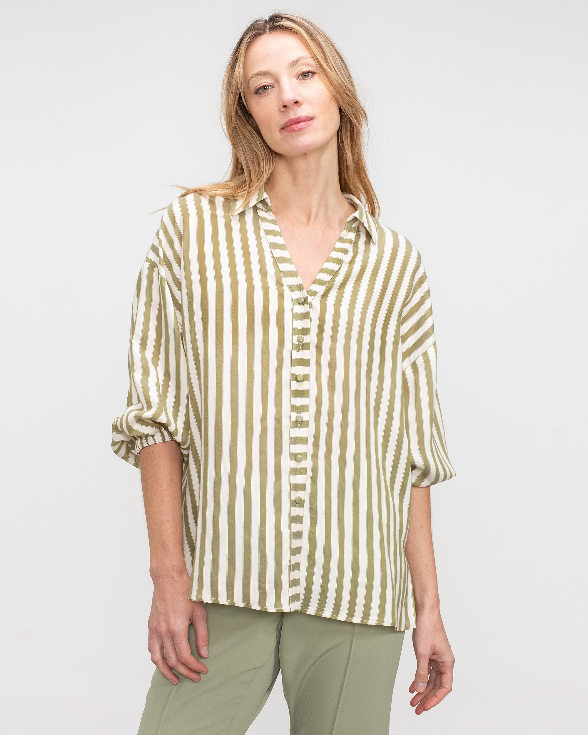 Lasserre - Blusa de mujer con abotonadura frontal y mangas abullonadas.