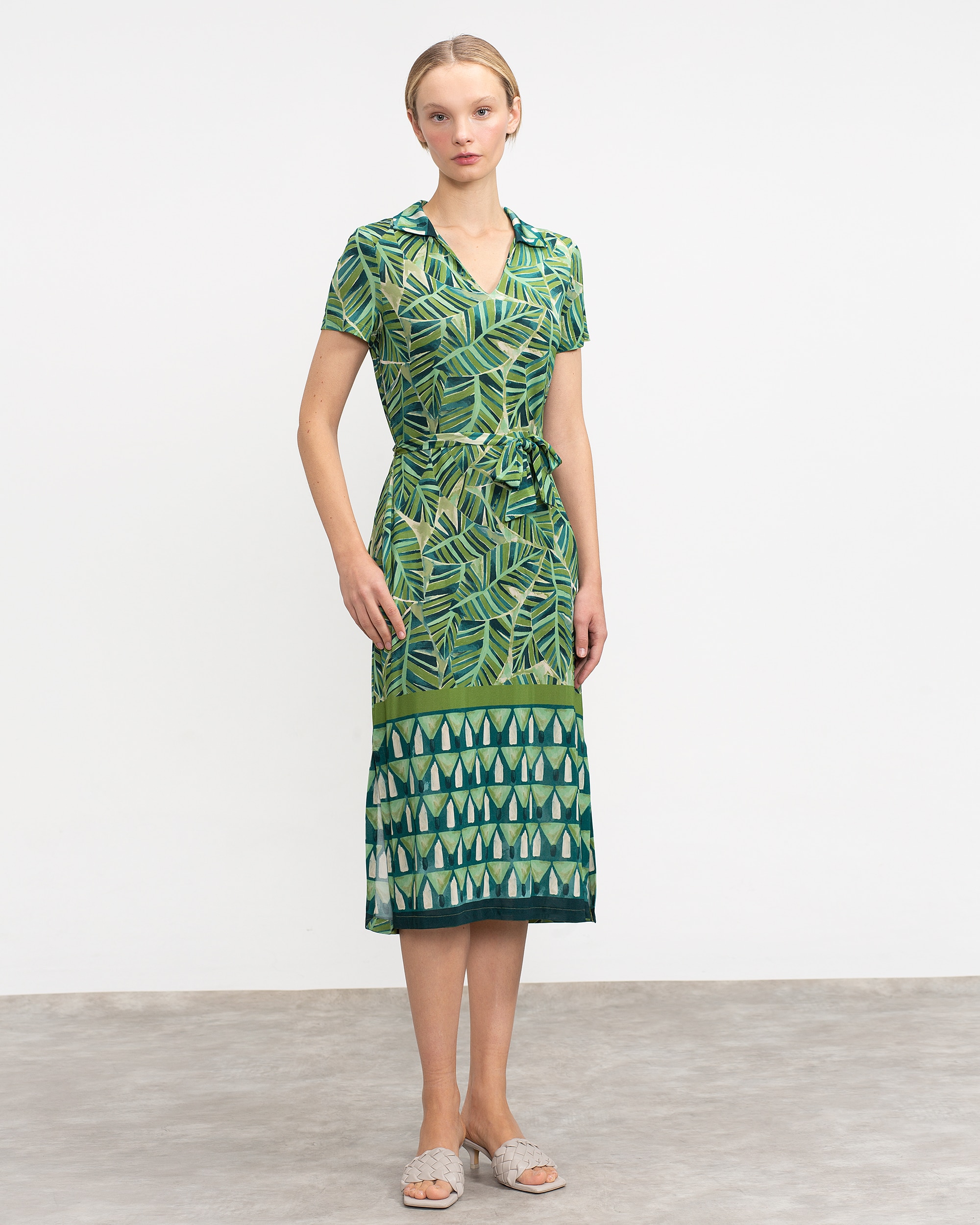Imagen 0 de Vestido largo con cuello redondo y cinturón Verde