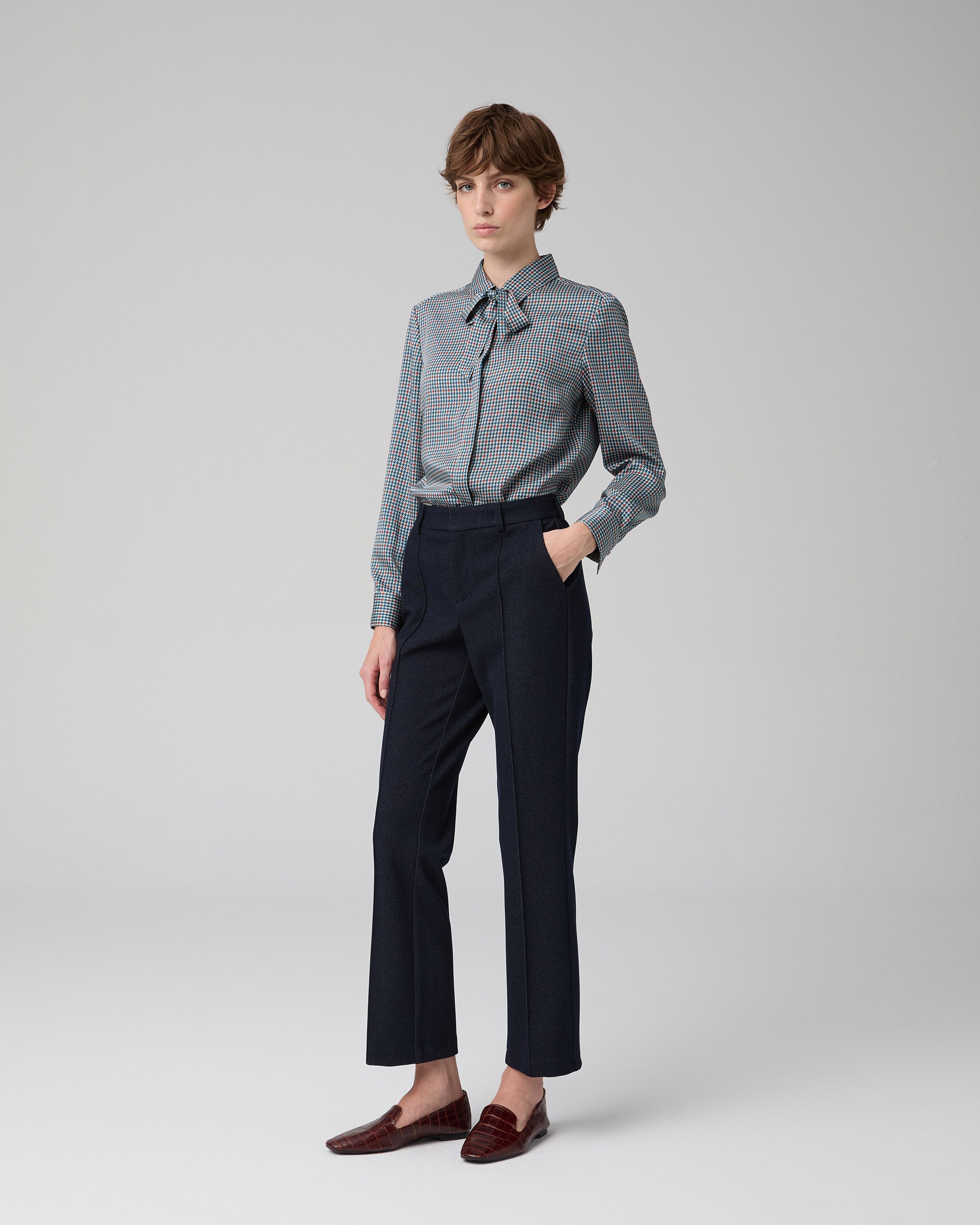 Imagen 1 de Pantalón de mujer de tiro alto con bolsillo francés Azul marino