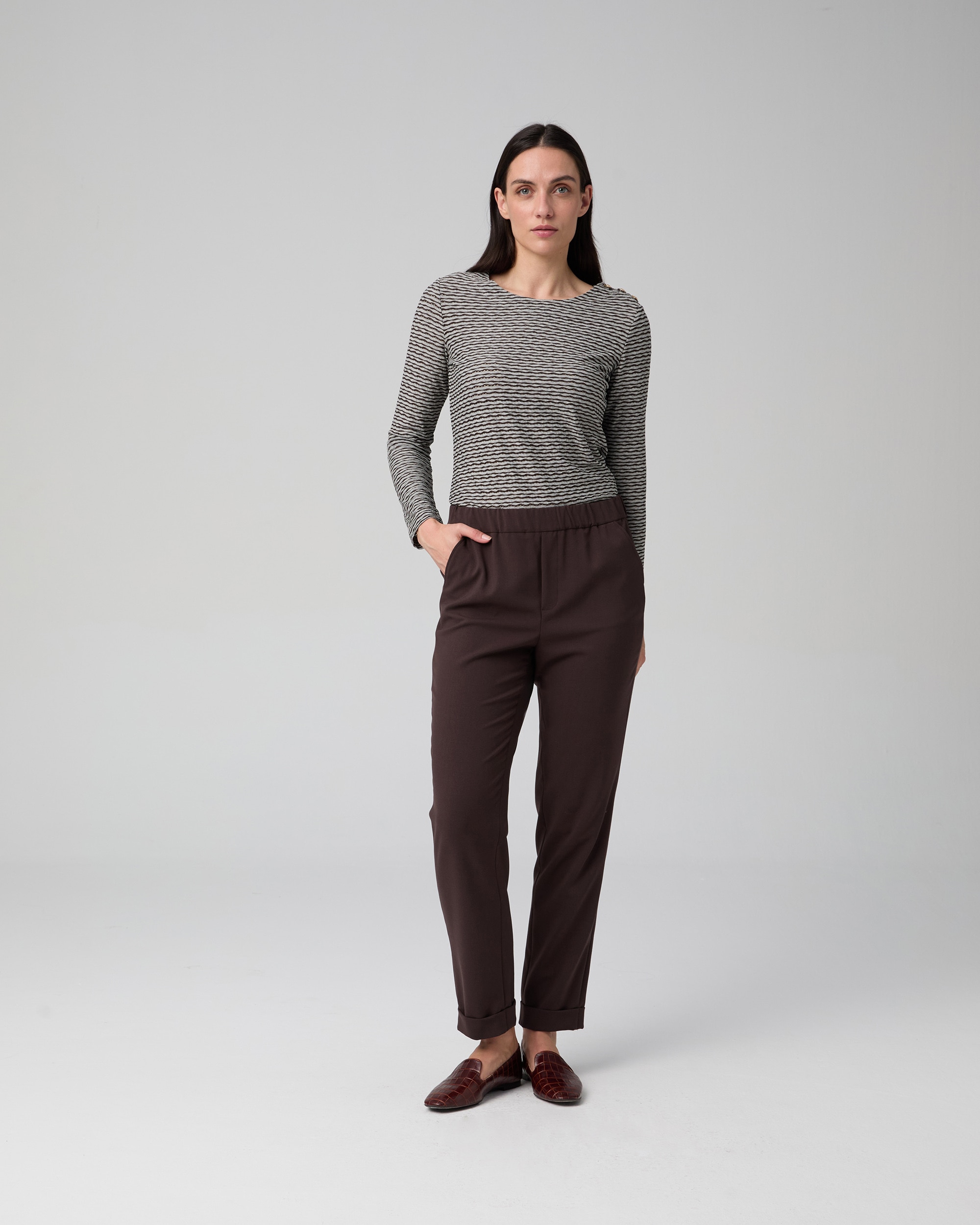 Imagen 0 de Pantalón de mujer con cintura elástica y bolsillos laterales Marrón oscuro