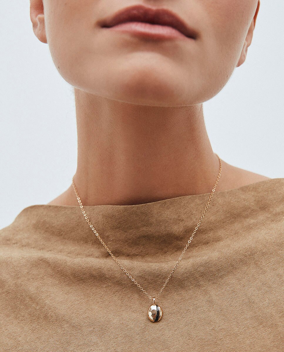 Imagen 2 de Colgante horizonte de maría g. de jaime bañado en oro de 18 kt con esmalte marrón - Vidal & Vidal - Oro Oro