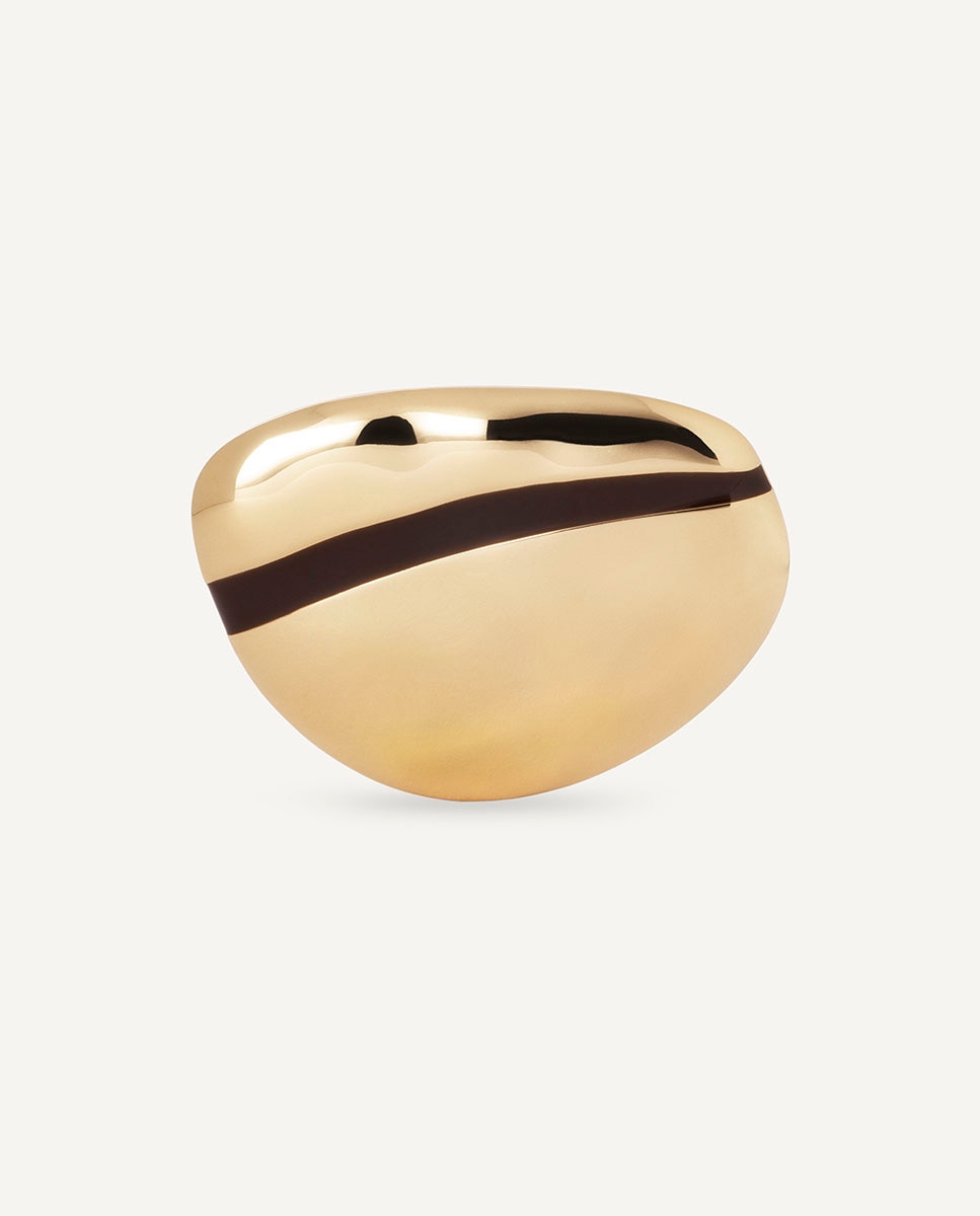 Broche Horizonte de María G de Jaime bañado en oro de 18 kt con esmalte marrón