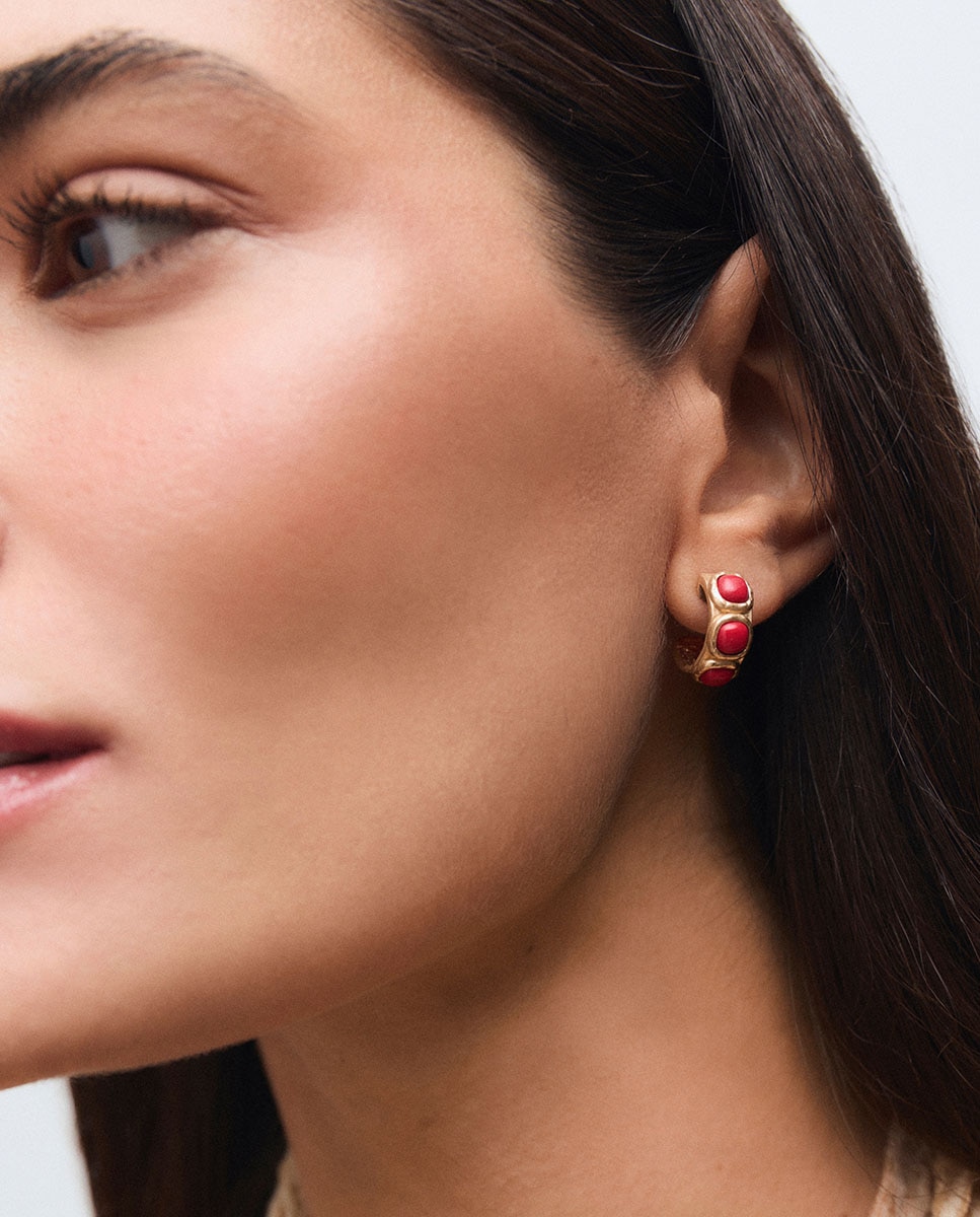 Imagen 0 de Pendientes semiluna zahara de maría g de jaime bañados en oro de 18 kt con coral sintético rojo Rojo