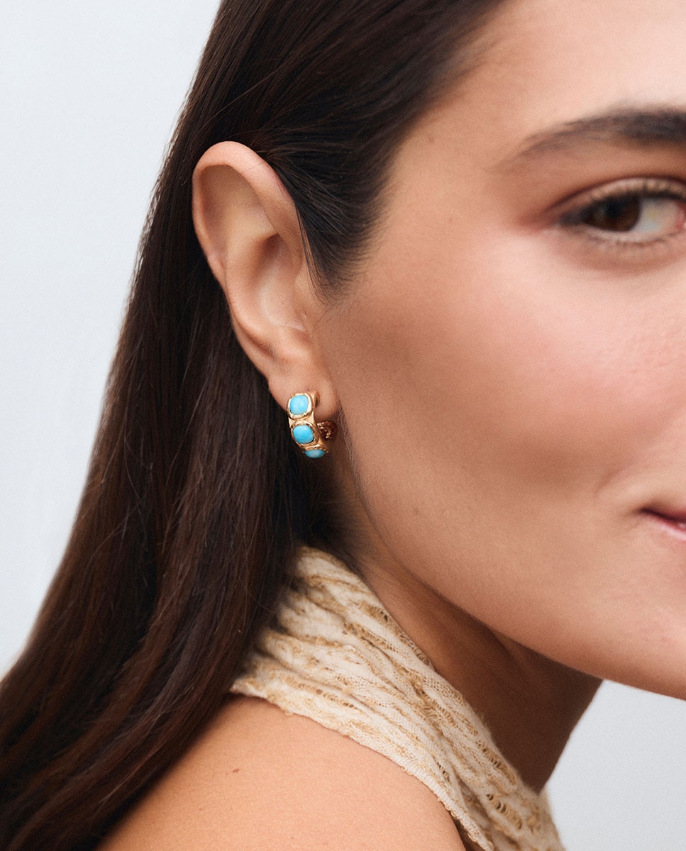 Imagen 0 de Pendientes semiluna turquesa de maría g de jaime bañados en oro de 18 kt con cuarzo larimar azul Azul