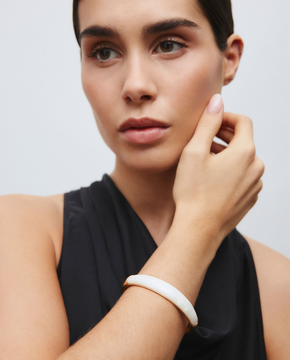 Imagen 3 de Brazalete rígido clar beige bañado en oro de 18 kt - Vidal & Vidal - Beige Beige