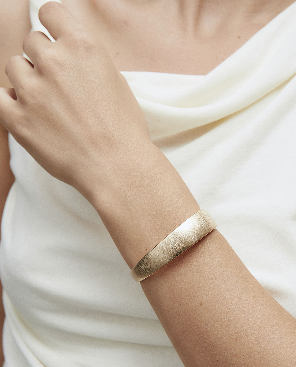 Imagen 0 de Brazalete textura arc bañado en oro de 18 kt Dorado