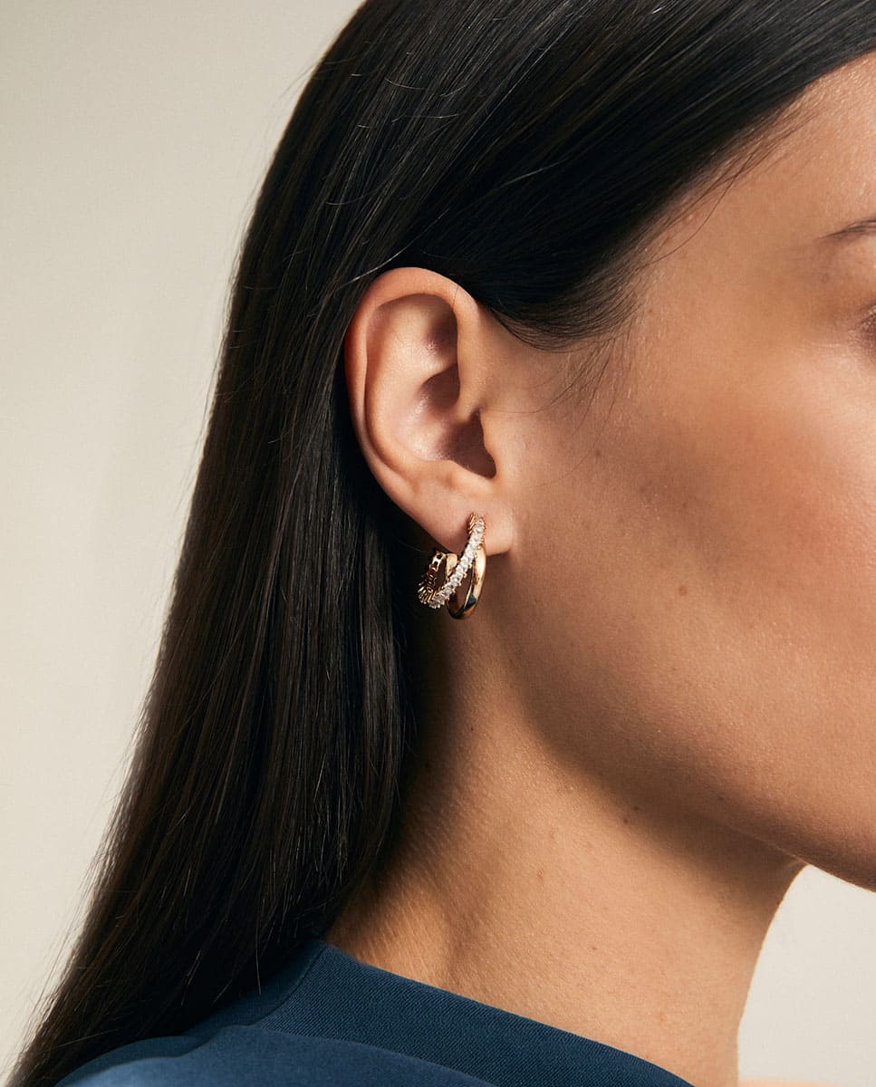 Pendientes aro essentials bañados en oro 18 kt con circonitas Blanco Vidal & Vidal Blanco-2