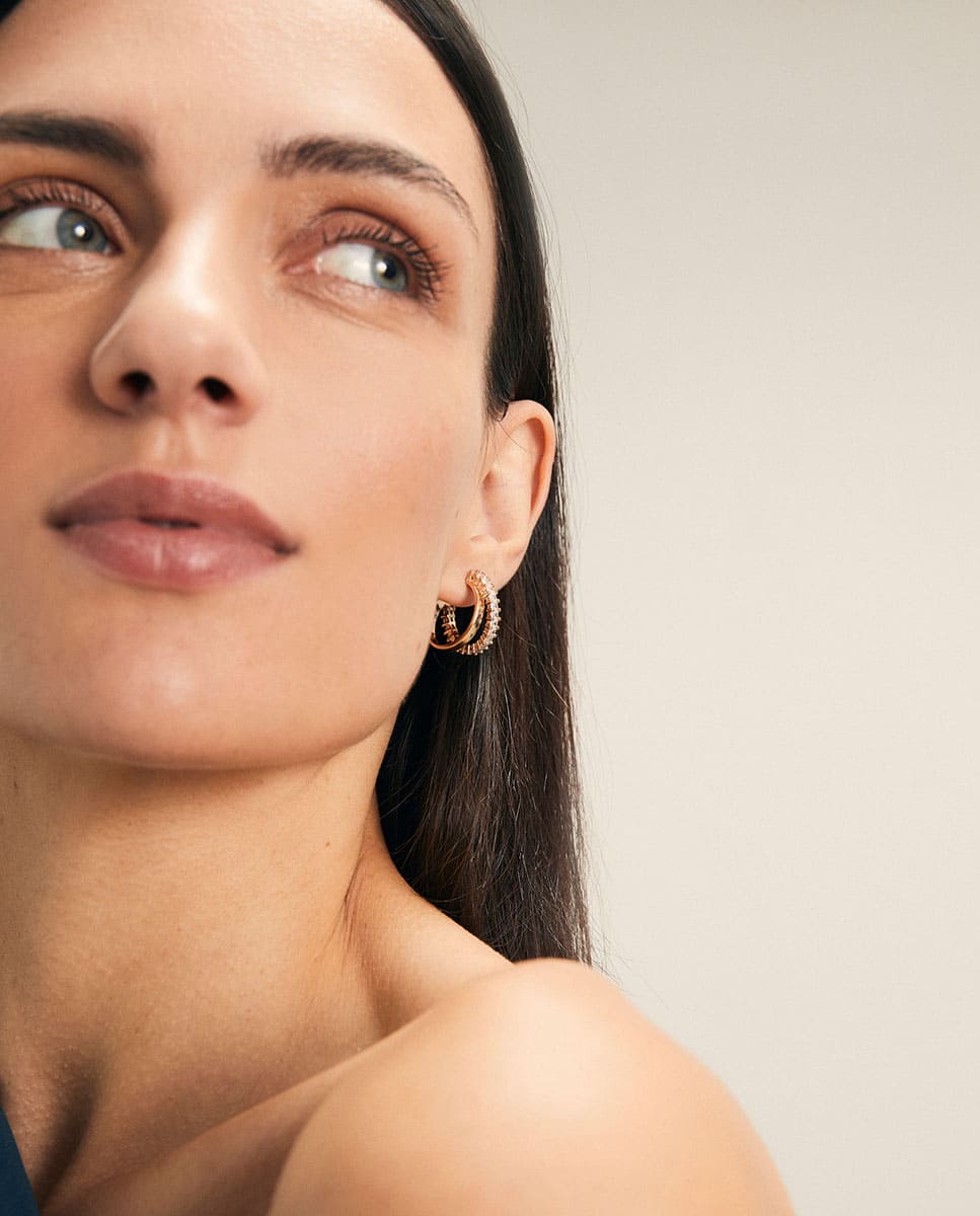Pendientes aro essentials bañados en oro 18 kt con circonitas Blanco Vidal & Vidal Blanco-3
