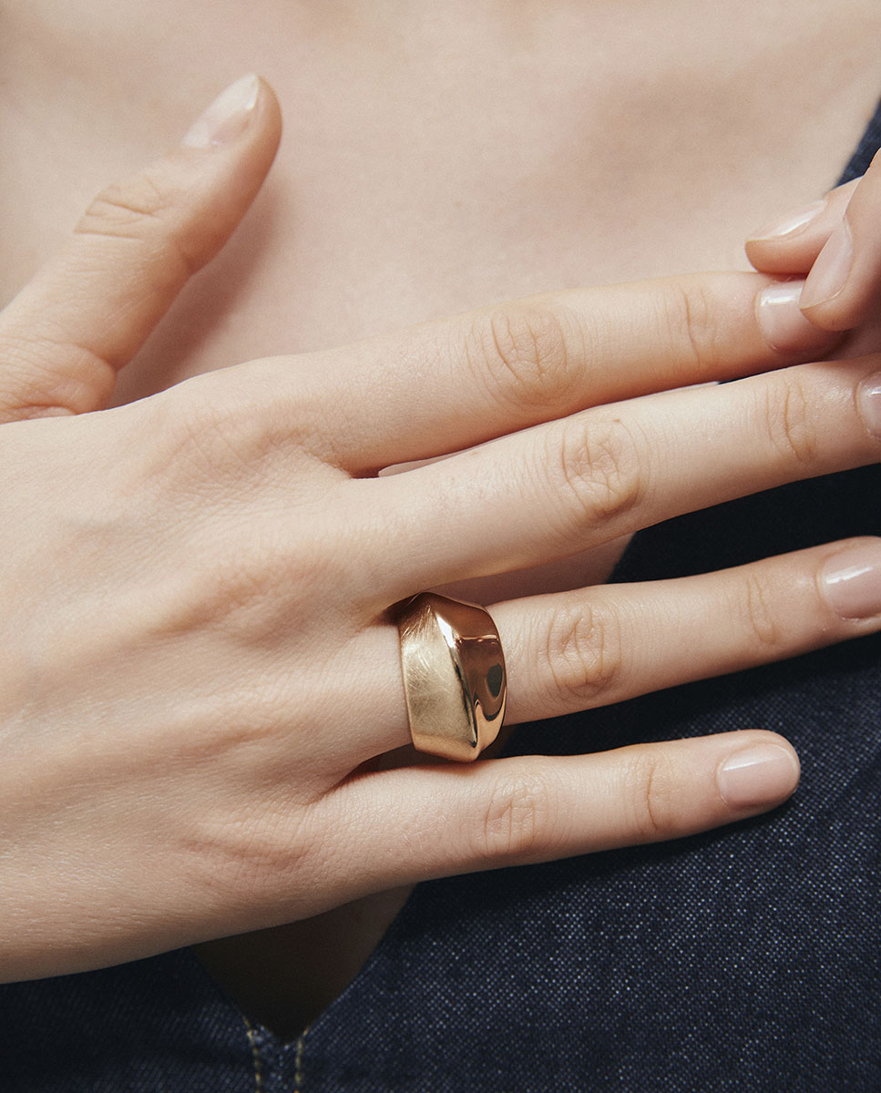 Imagen 2 de Anillo volumen dual bañado en oro de 18 kt - Vidal & Vidal - Dorado Dorado
