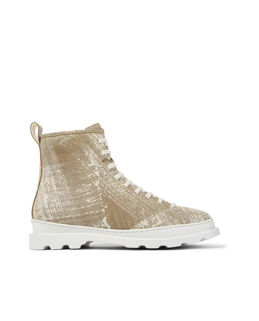 Imagen 0 de Botas de hombre de piel con cordones en beige con rasgados