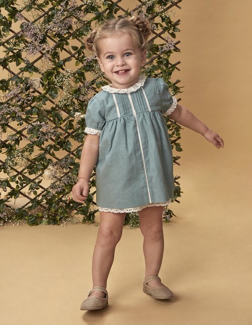 Imagen 0 de Vestido de bebé niña de lino con tiras bordadas y braguita a juego