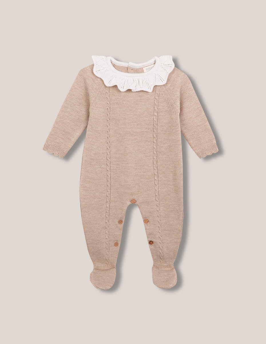 Pelele de bebé con lana de ochos y cuello volante marrón claro