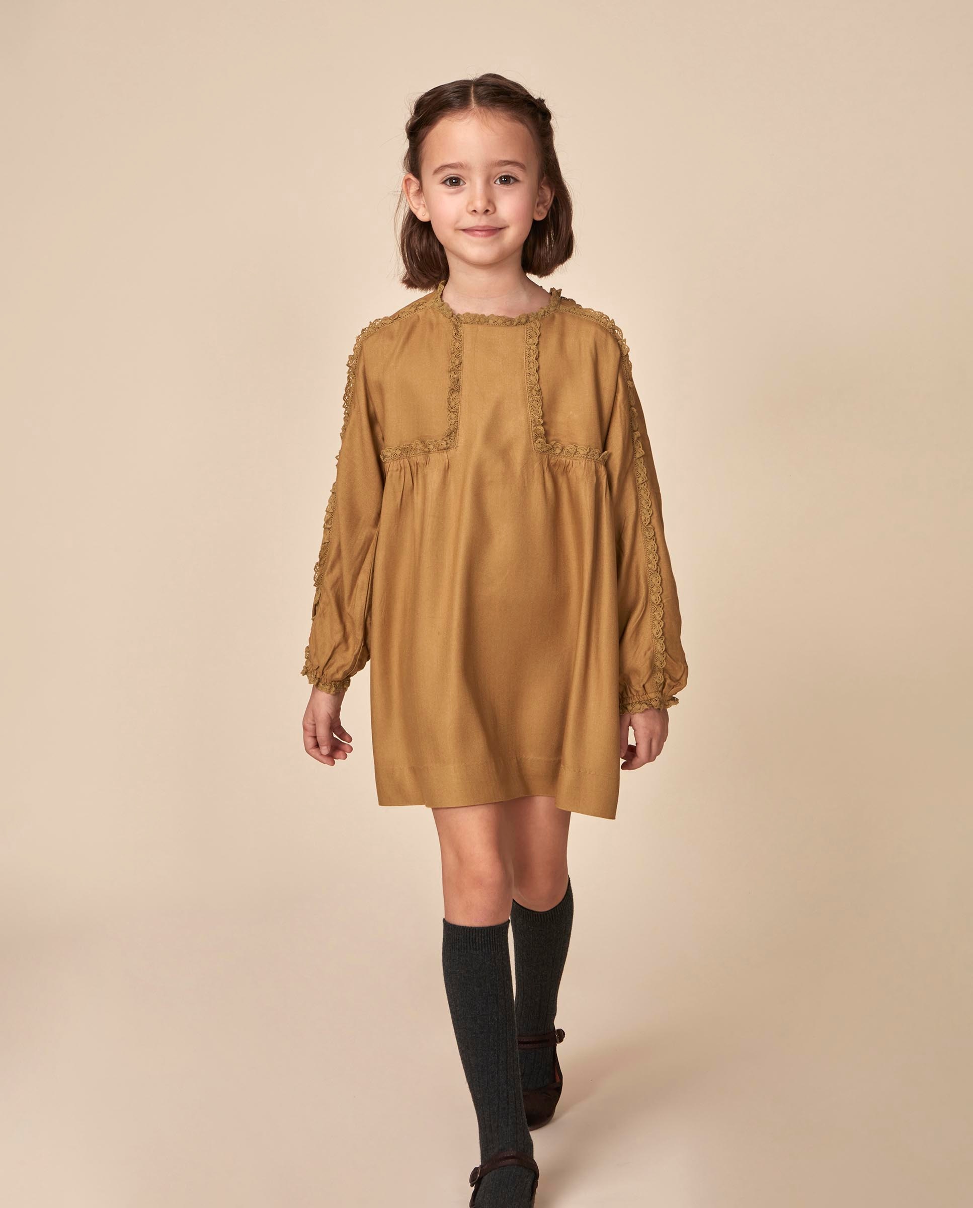 Imagen 1 de Vestido de niña con tiras bordadas - Gocco - Amarillo Amarillo