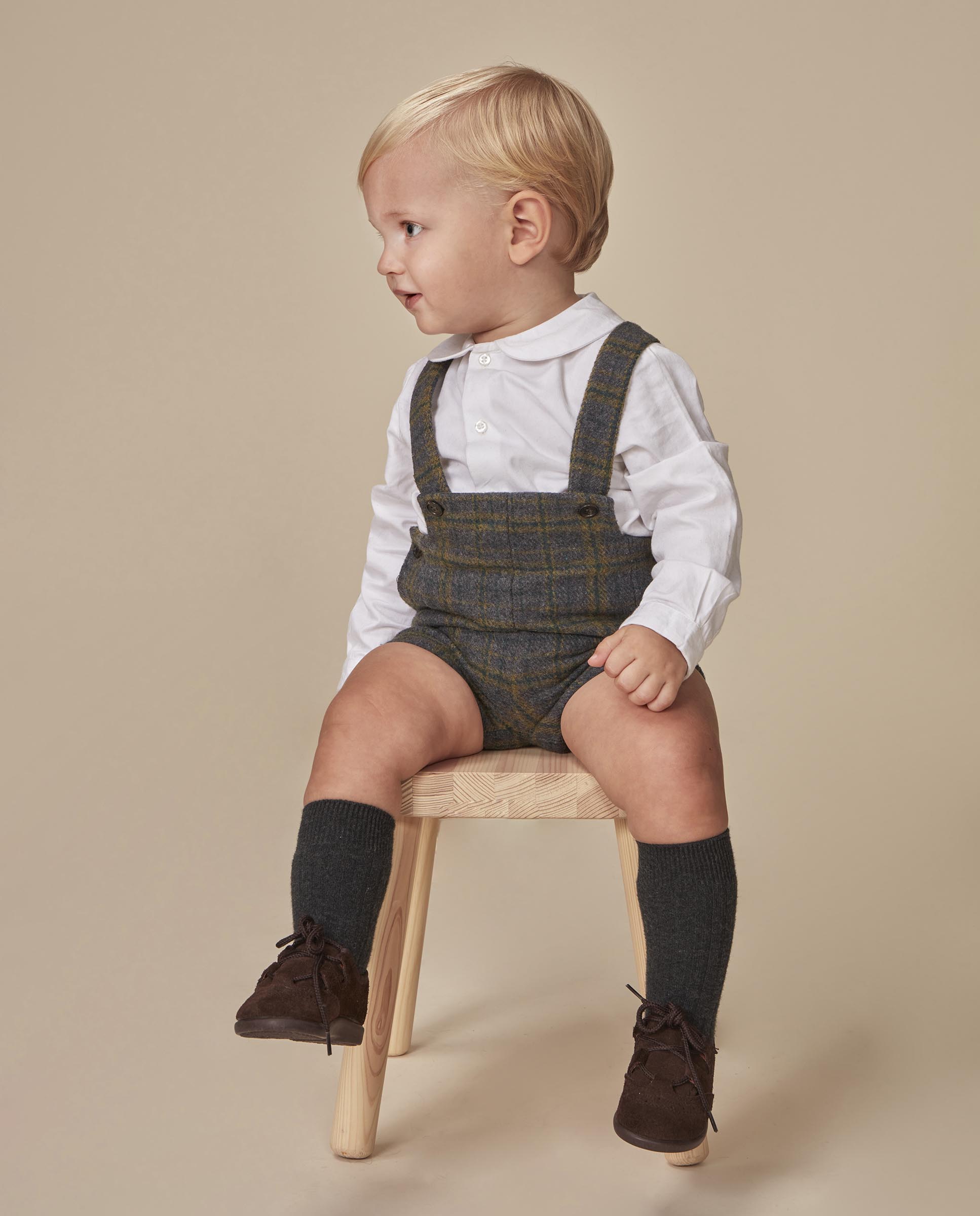 Imagen 1 de Pantalón corto de bebé de cuadros con tirantes Gris