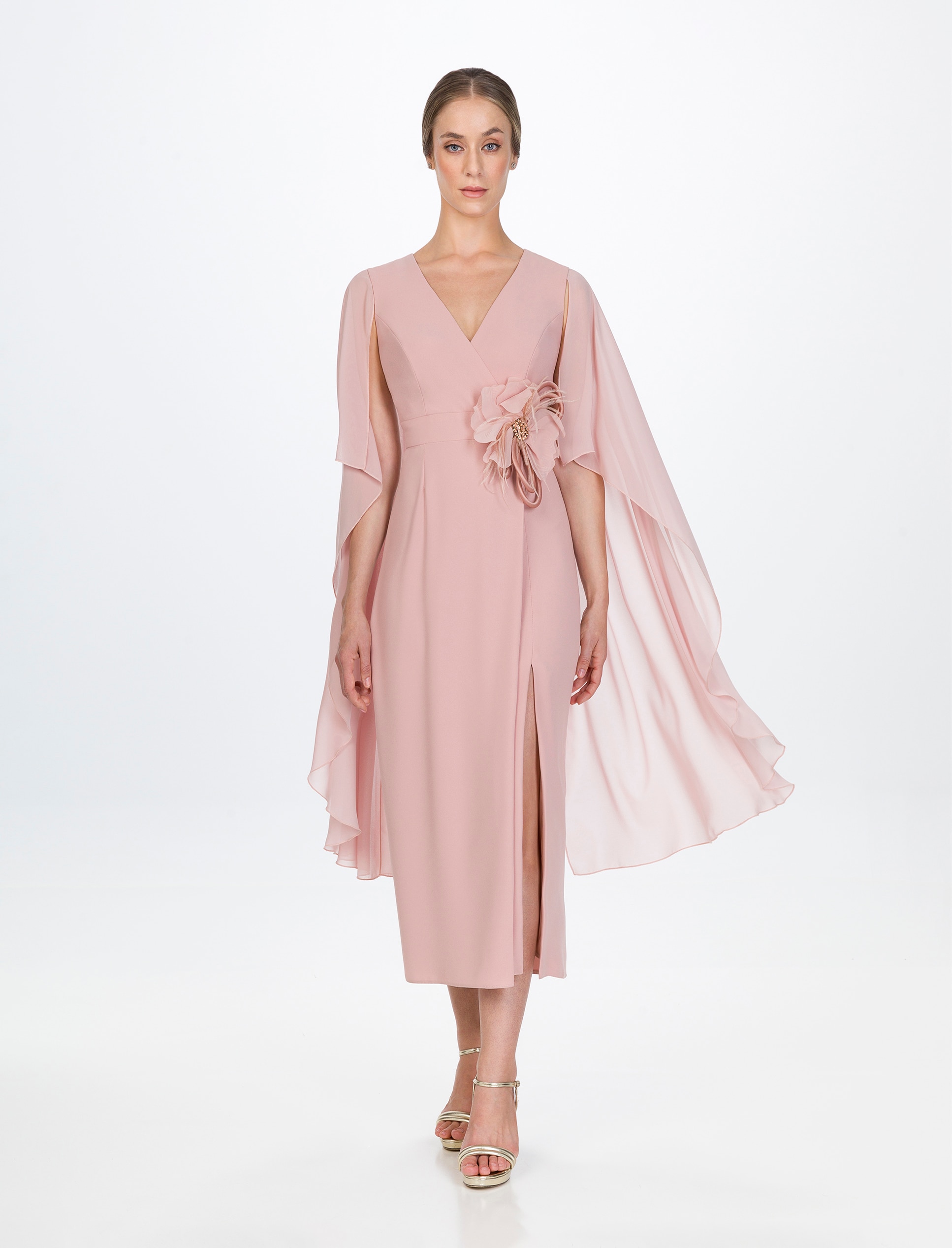 Vestido midi con mangas capa