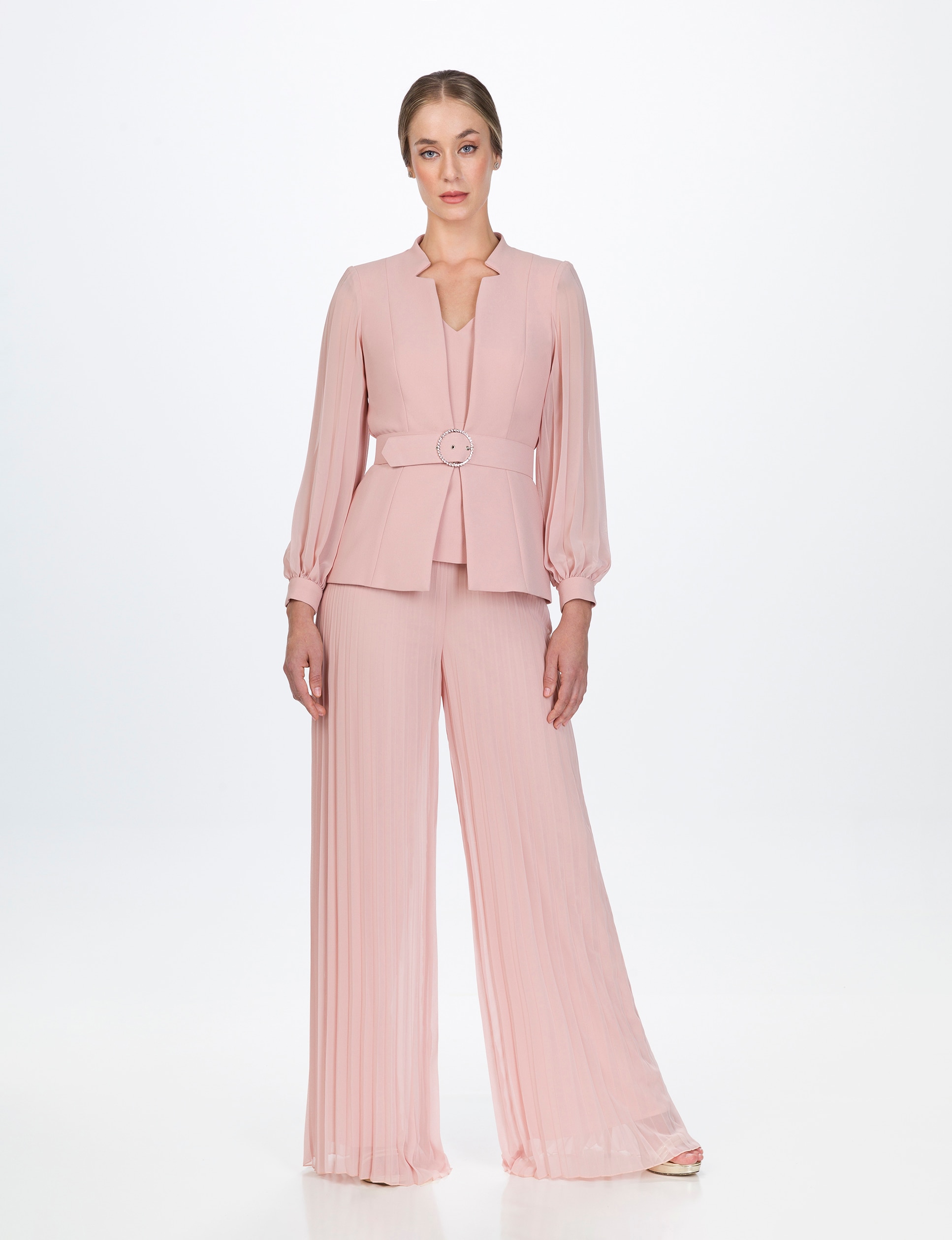 Sonia Peña - Conjunto de mujer de chaqueta, top y pantalón plisado.