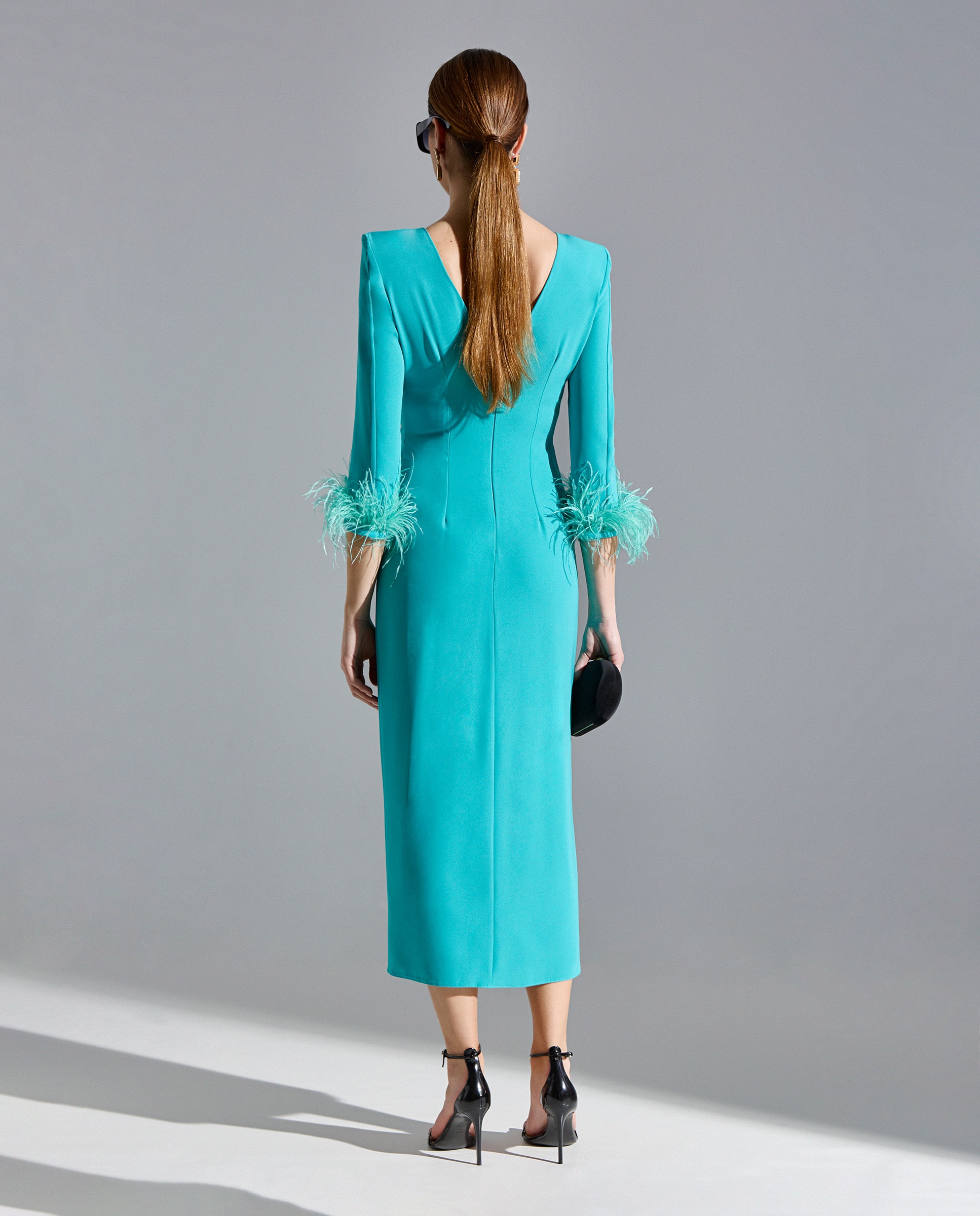 Vestido midi con puño de plumas y falda recta y abertura en delantero y con escote caja y hombreras y mangas francesas - Sonia Peña - Turquesa Turquesa-2