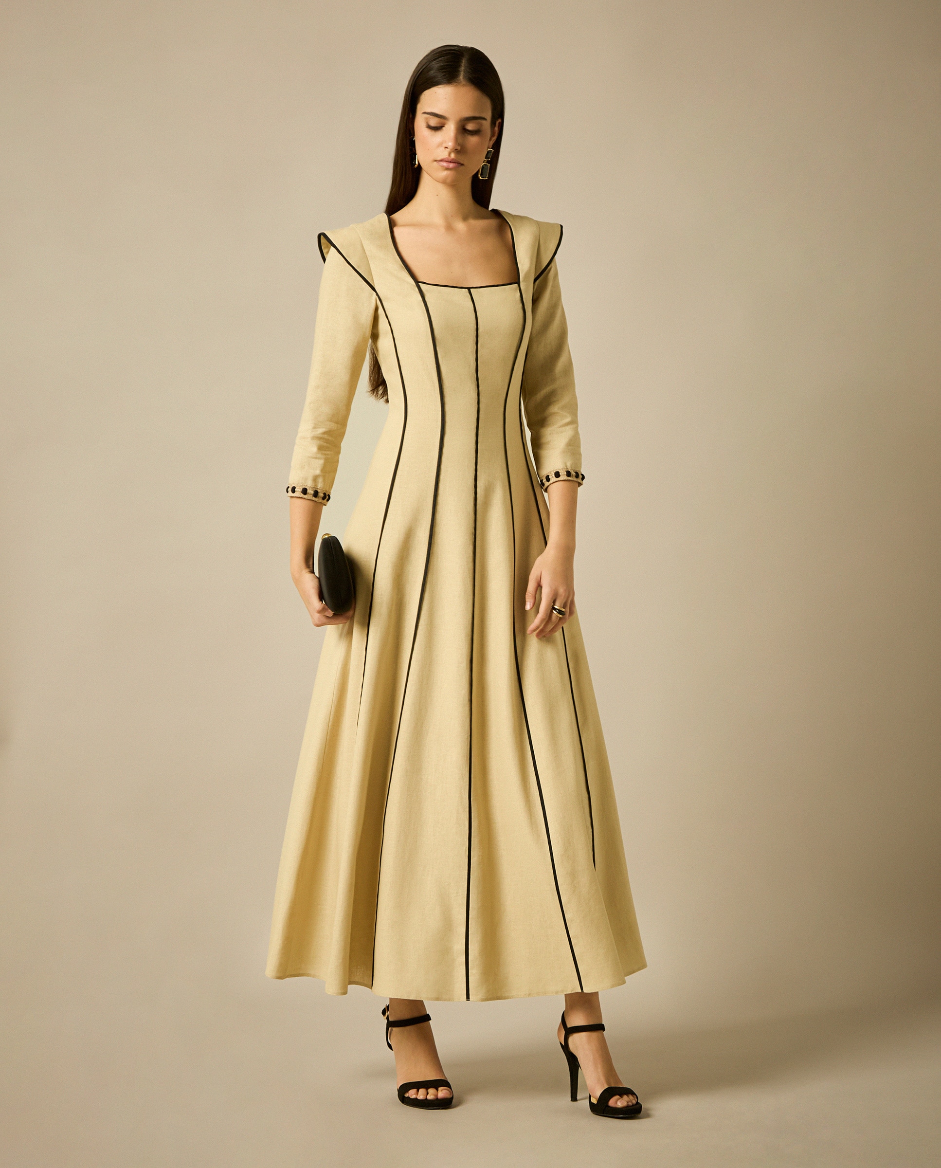 Imagen 0 de Vestido midi evasé con vivos en contrastes y manga francesa Camel