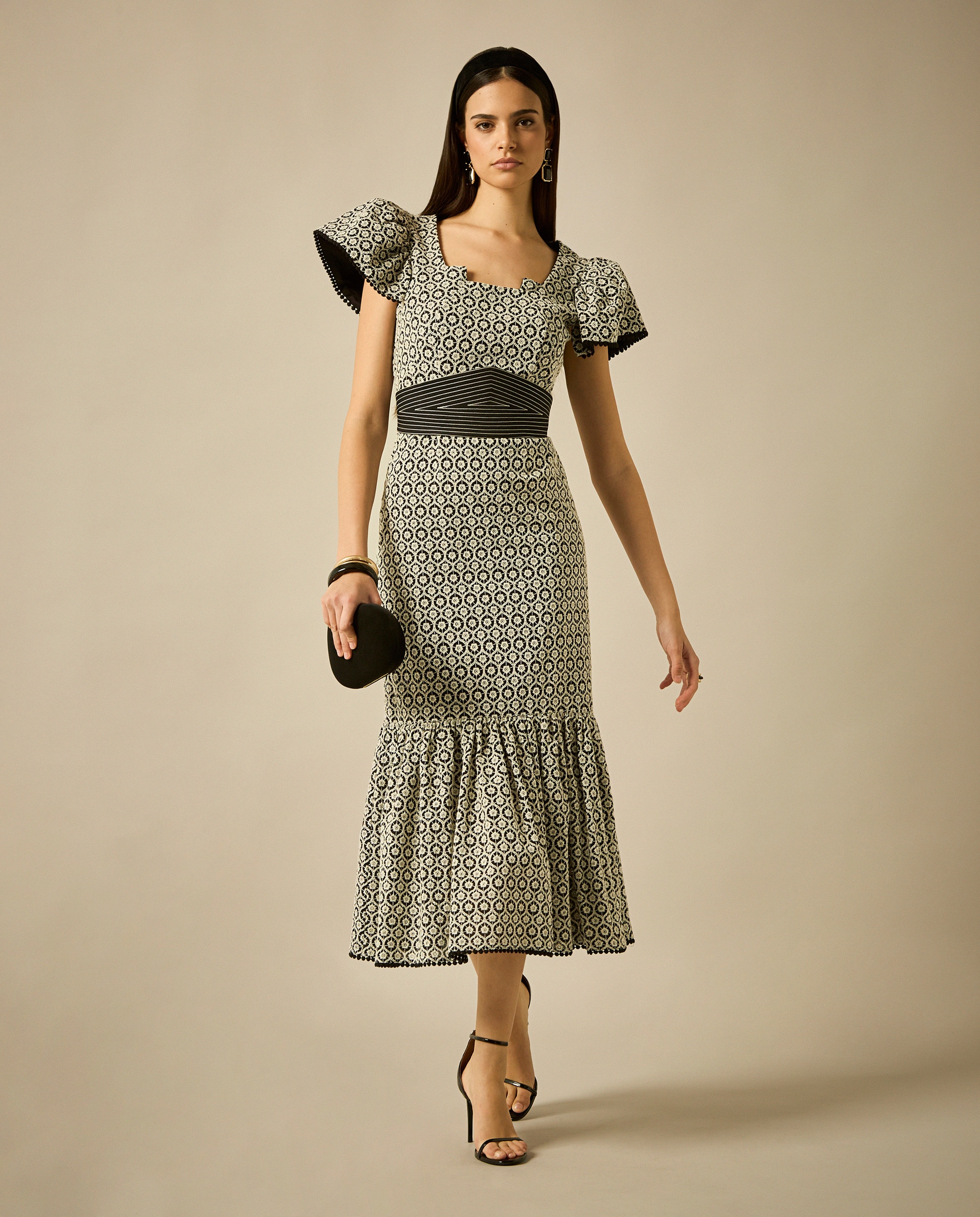 Sonia Peña - Vestido midi sirena con hombros con volantes y cinturón con pespuntes.