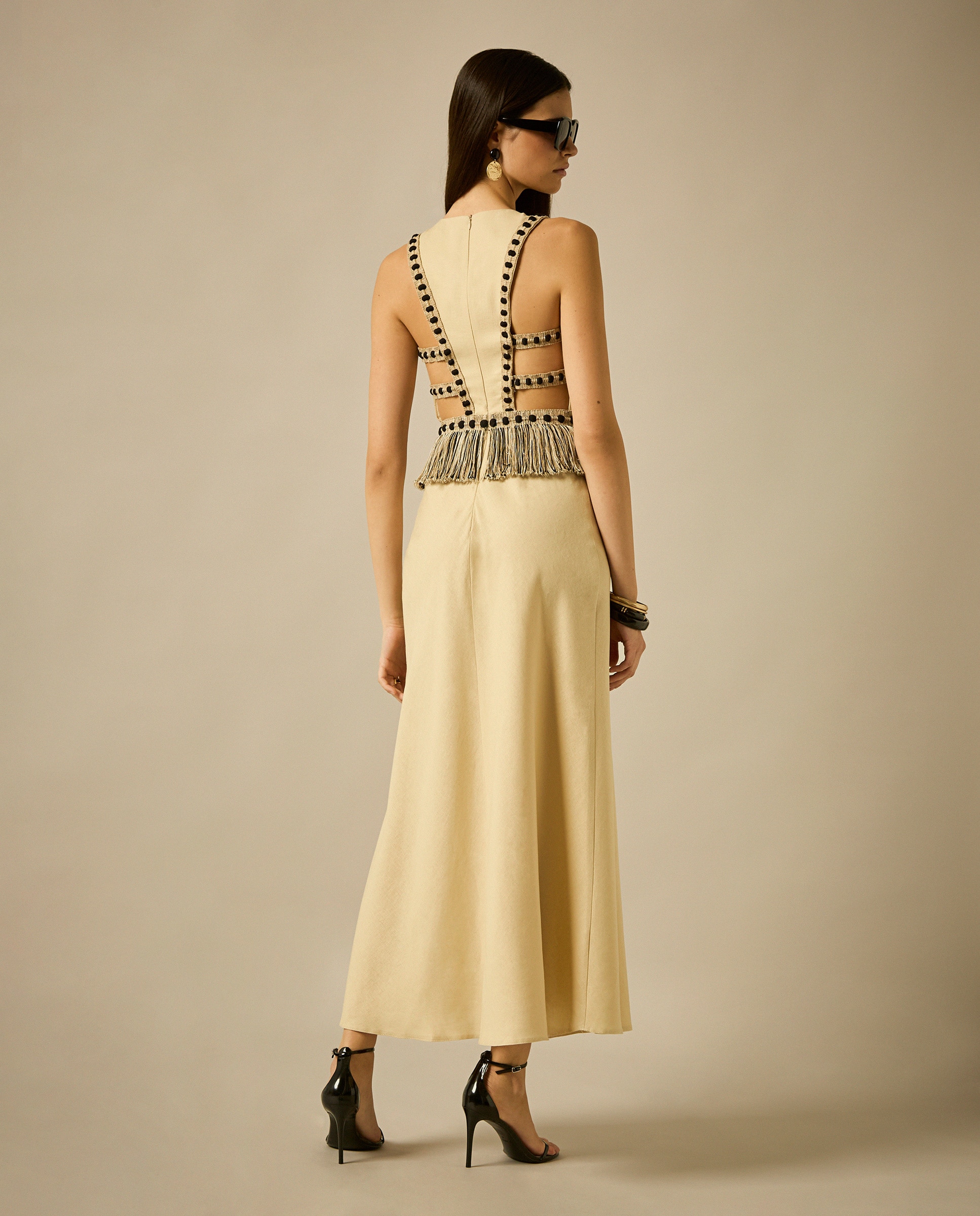 Vestido midi con pasamanería y flecos en la cintura y falda al biés - Sonia Peña - Camel Camel-2
