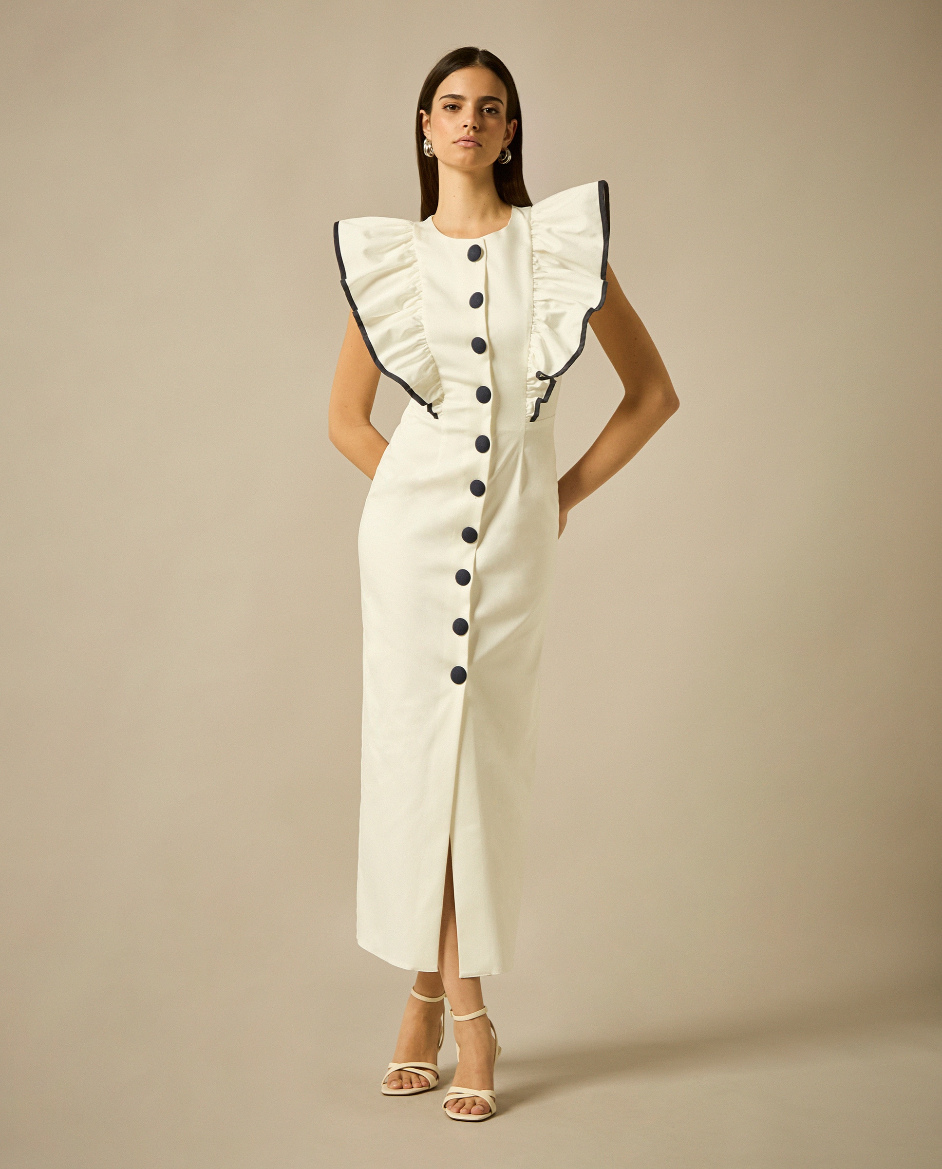 Vestido midi con hombros con volantes viveados y botones del delantero
