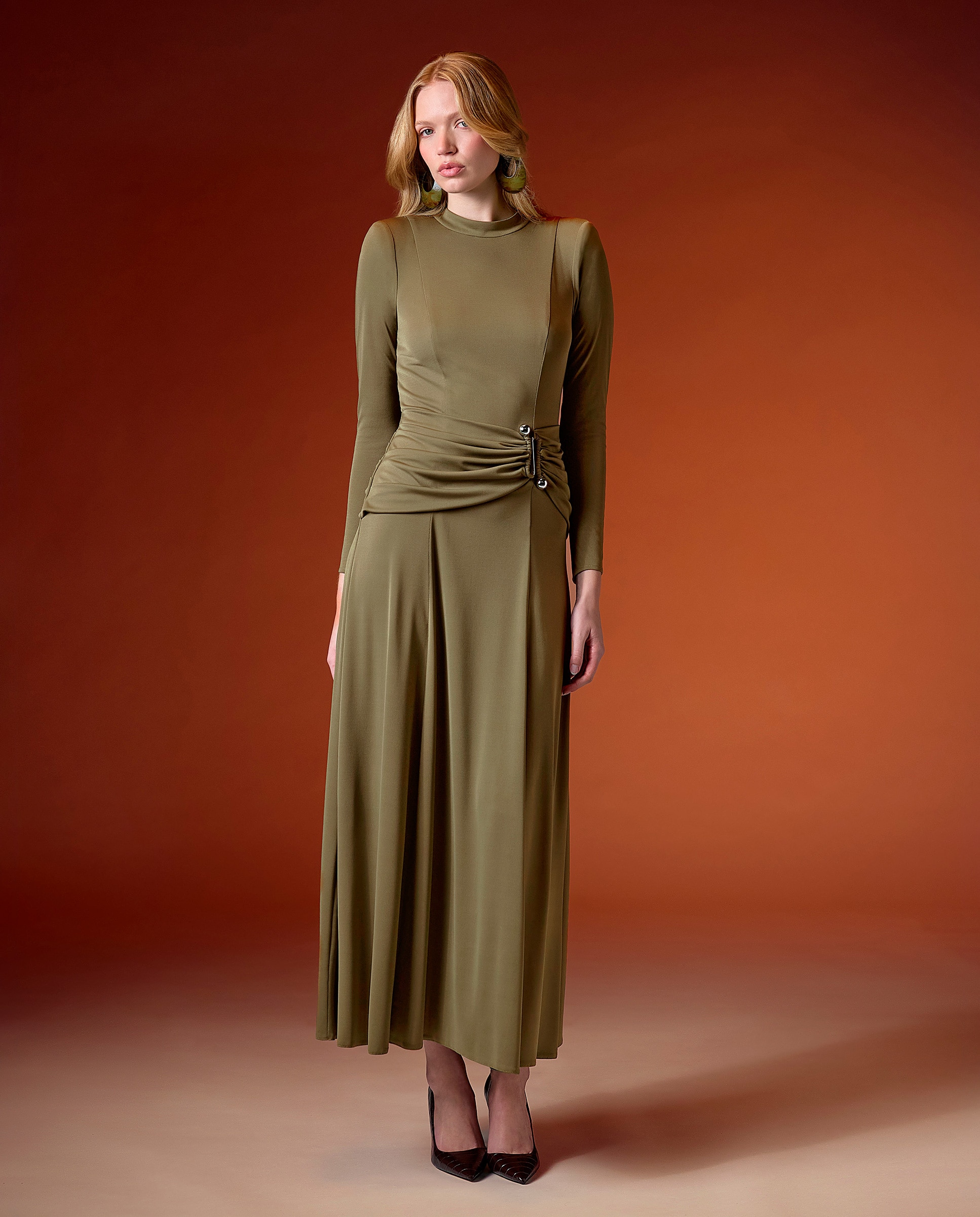 Imagen 0 de Vestido midi de punto con drapeado lateral Verde