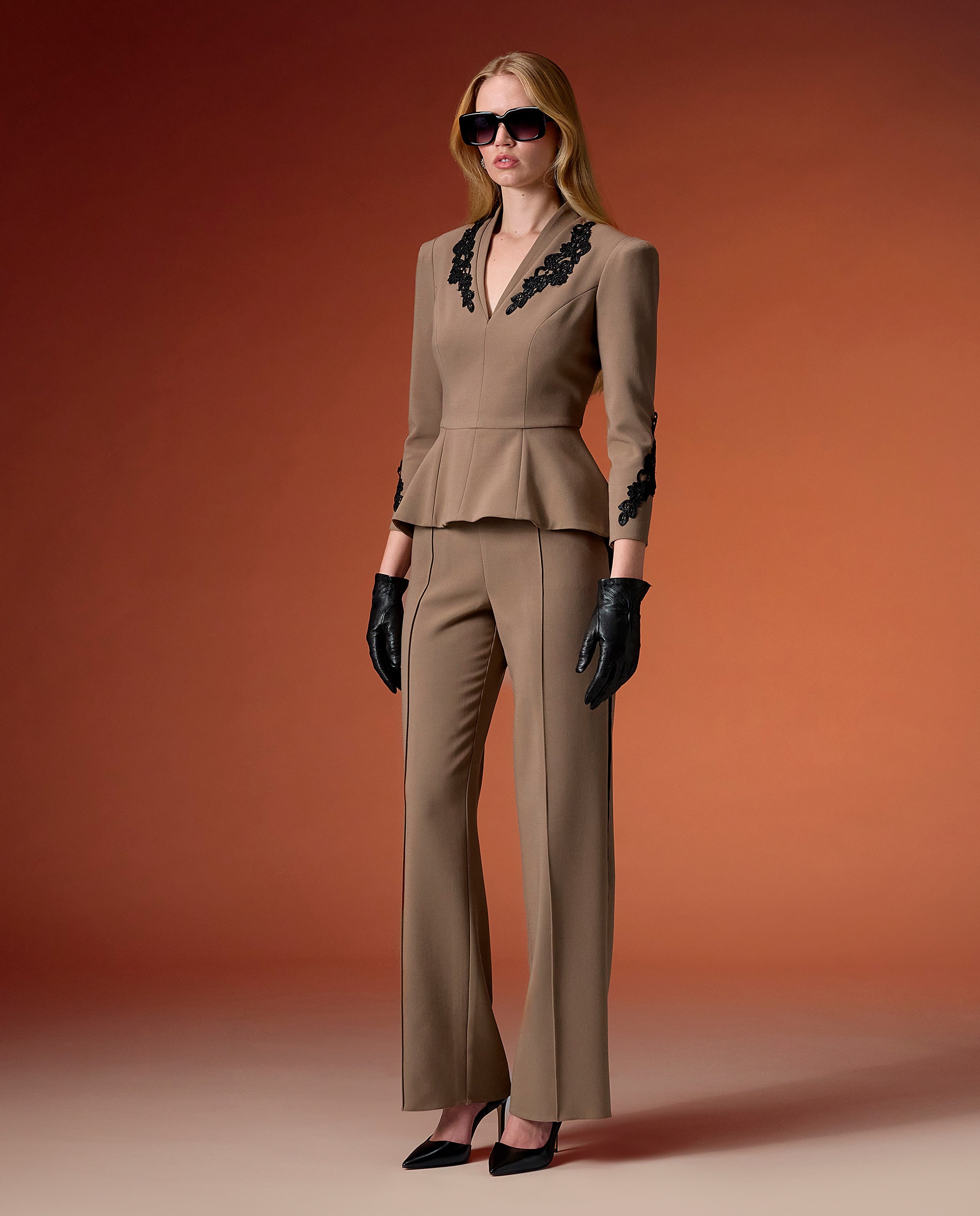 Imagen 0 de Conjunto de bustier peplum y pantalón recto con pasamanería en contraste. Topo