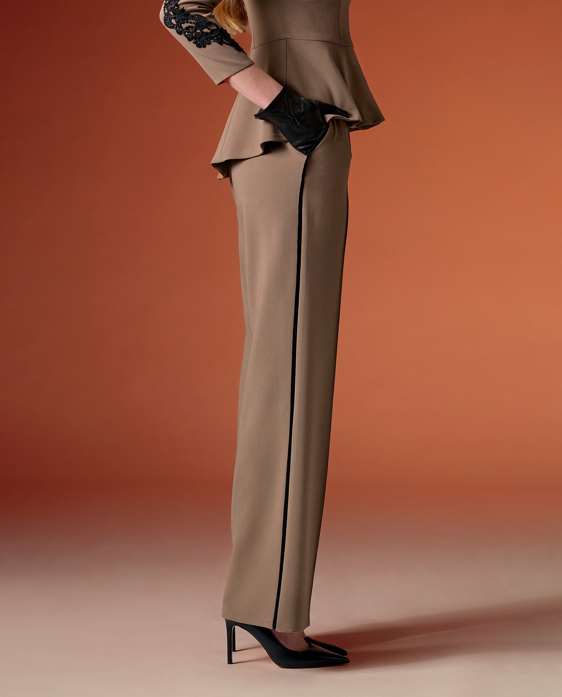 Conjunto de bustier peplum y pantalón recto con pasamanería en contraste. - Sonia Peña - Topo Topo-3