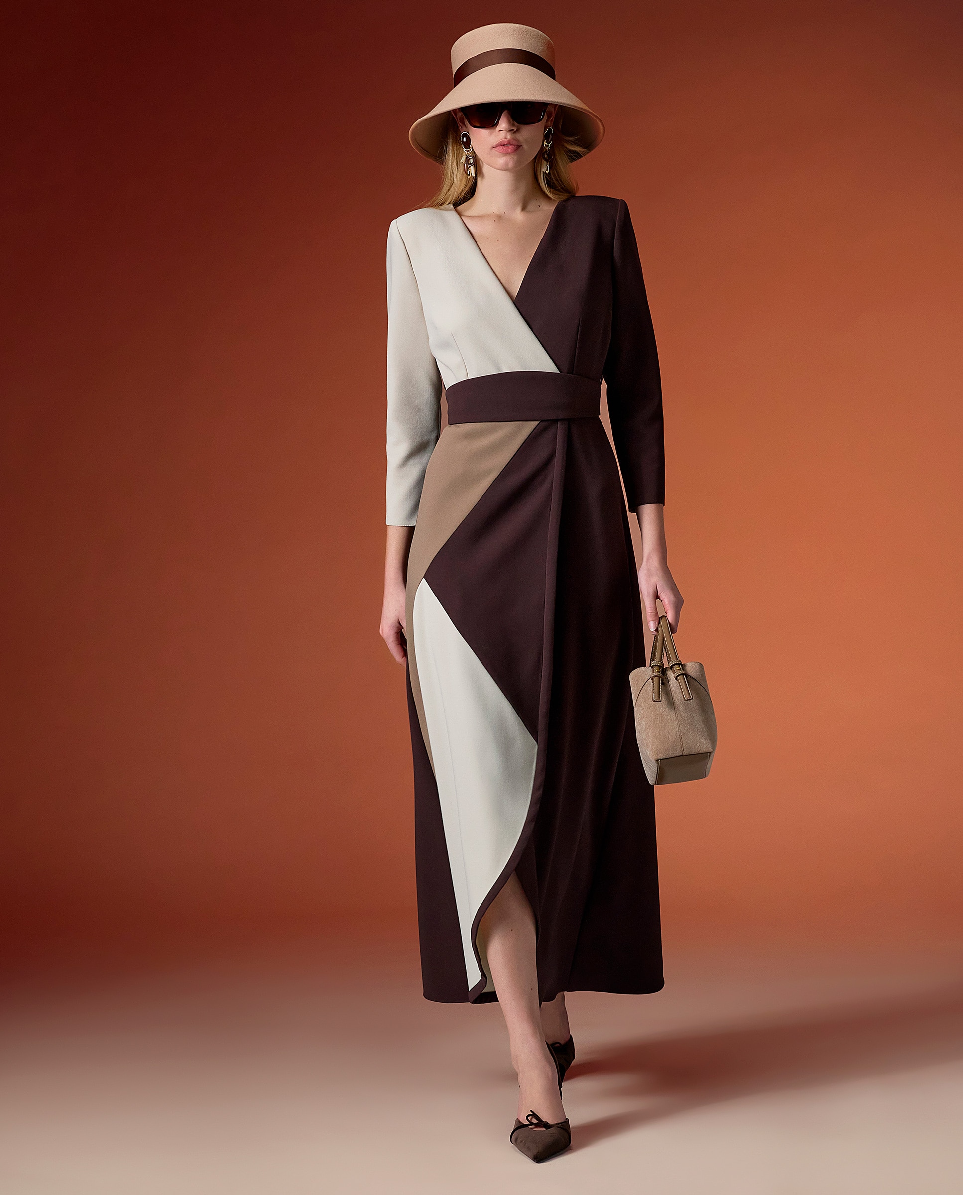 Imagen 0 de Vestido midi envolvente de bloques de color con escote en pico Marrón chocolate