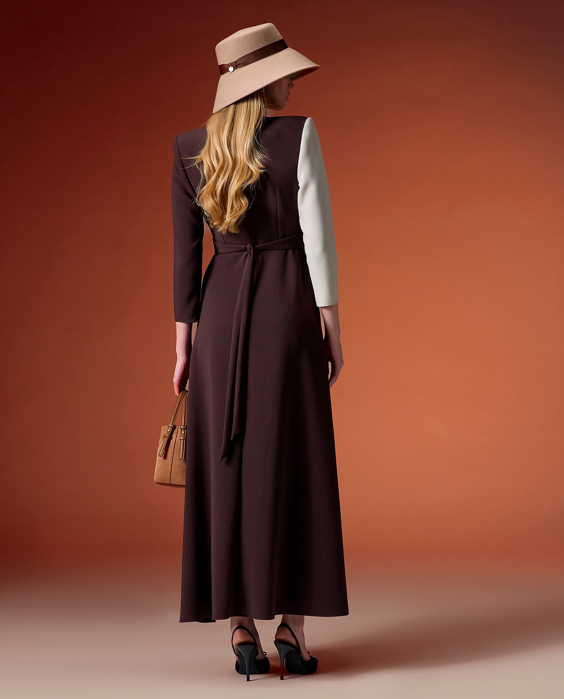 Vestido midi envolvente de bloques de color con escote en pico - Sonia Peña - Marrón chocolate Marrón chocolate-2