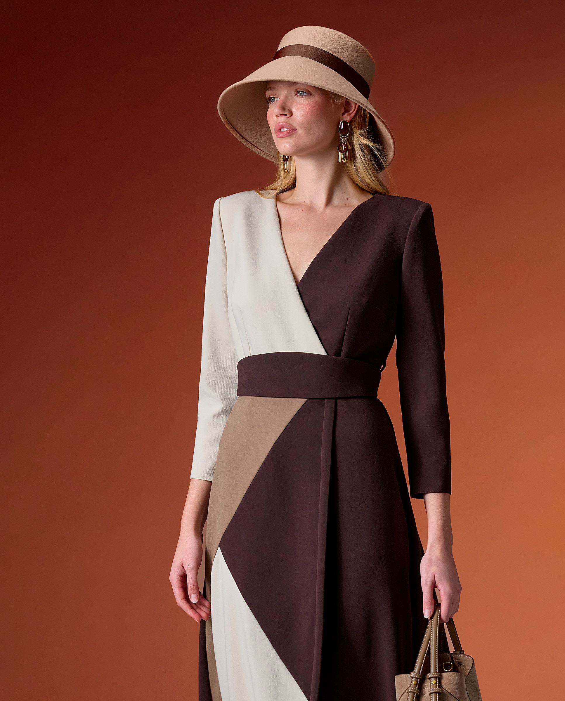 Vestido midi envolvente de bloques de color con escote en pico - Sonia Peña - Marrón chocolate Marrón chocolate-3