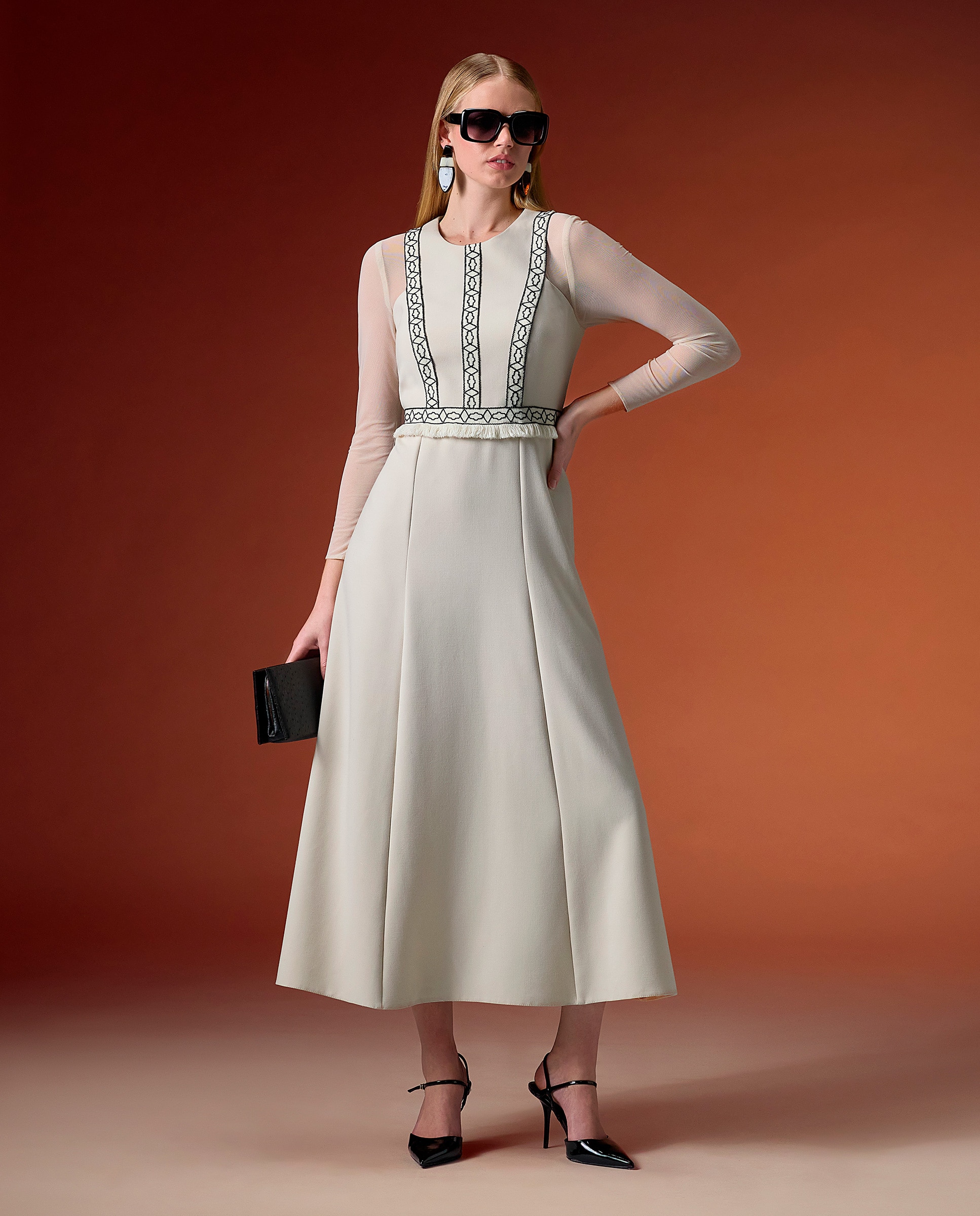 Imagen 0 de Vestido midi elegante con detalle de pasamanería en el pecho y mangas largas de tul semitransparente. Crudo
