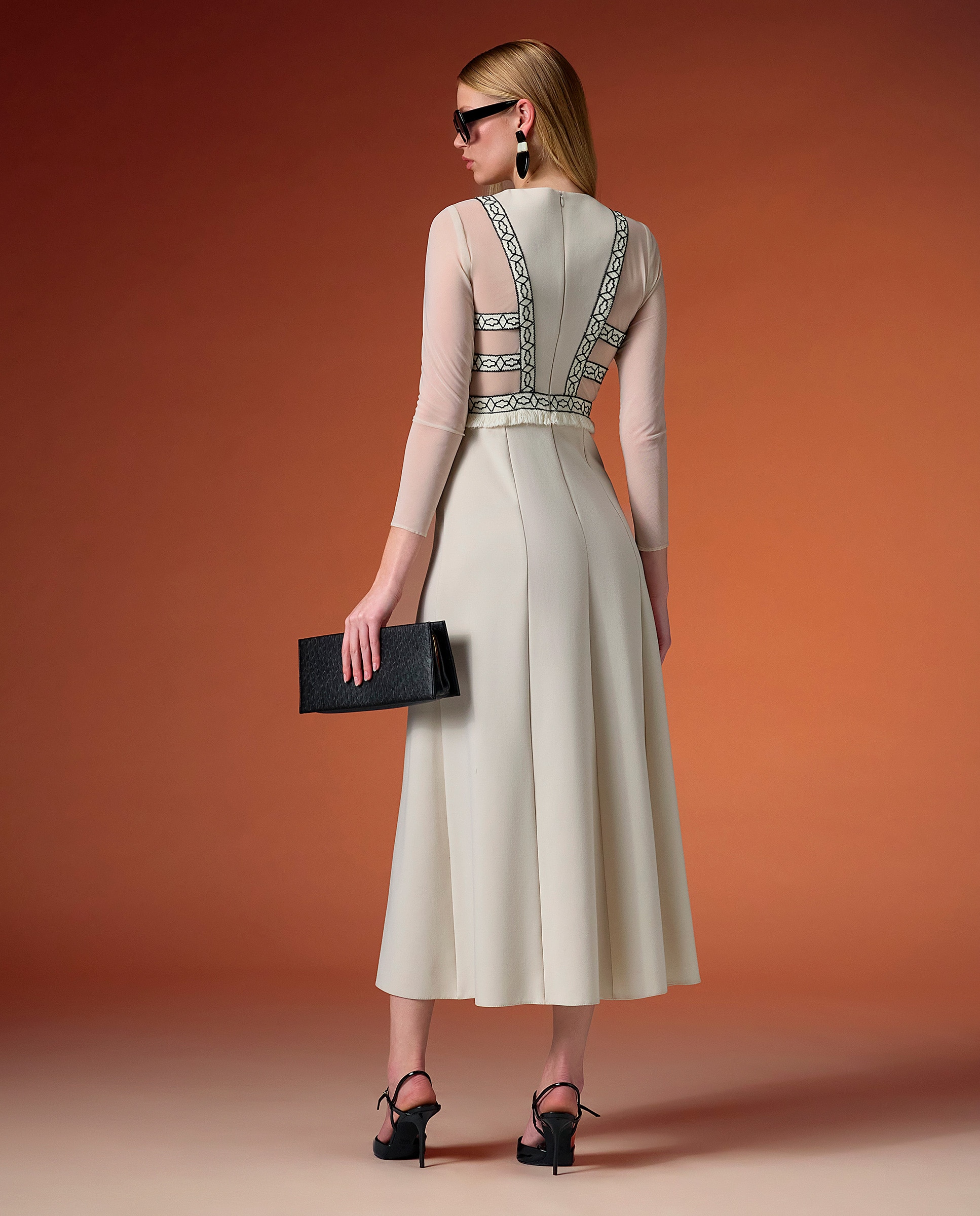 Vestido midi elegante con detalle de pasamanería en el pecho y mangas largas de tul semitransparente. - Sonia Peña - Crudo Crudo-2