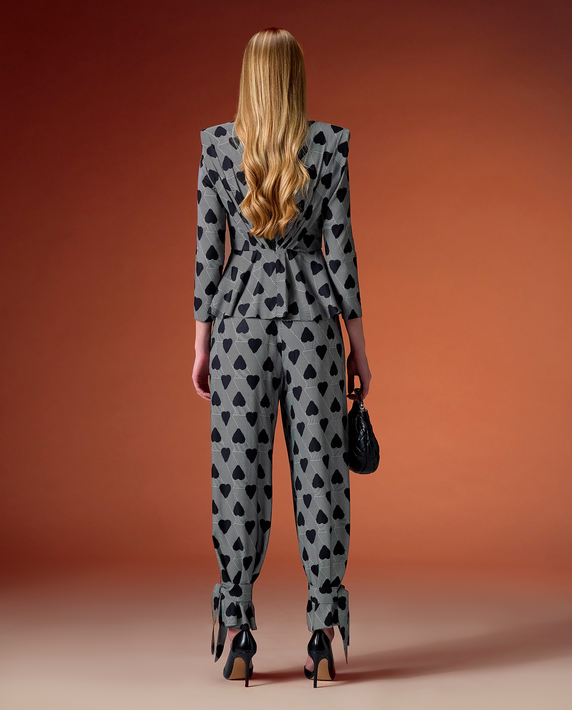 Conjunto de dos piezas compuesto por una blusa con escote en v y pantalones con lazos en los tobillos. - Sonia Peña - Gris / Negro Gris / Negro-2