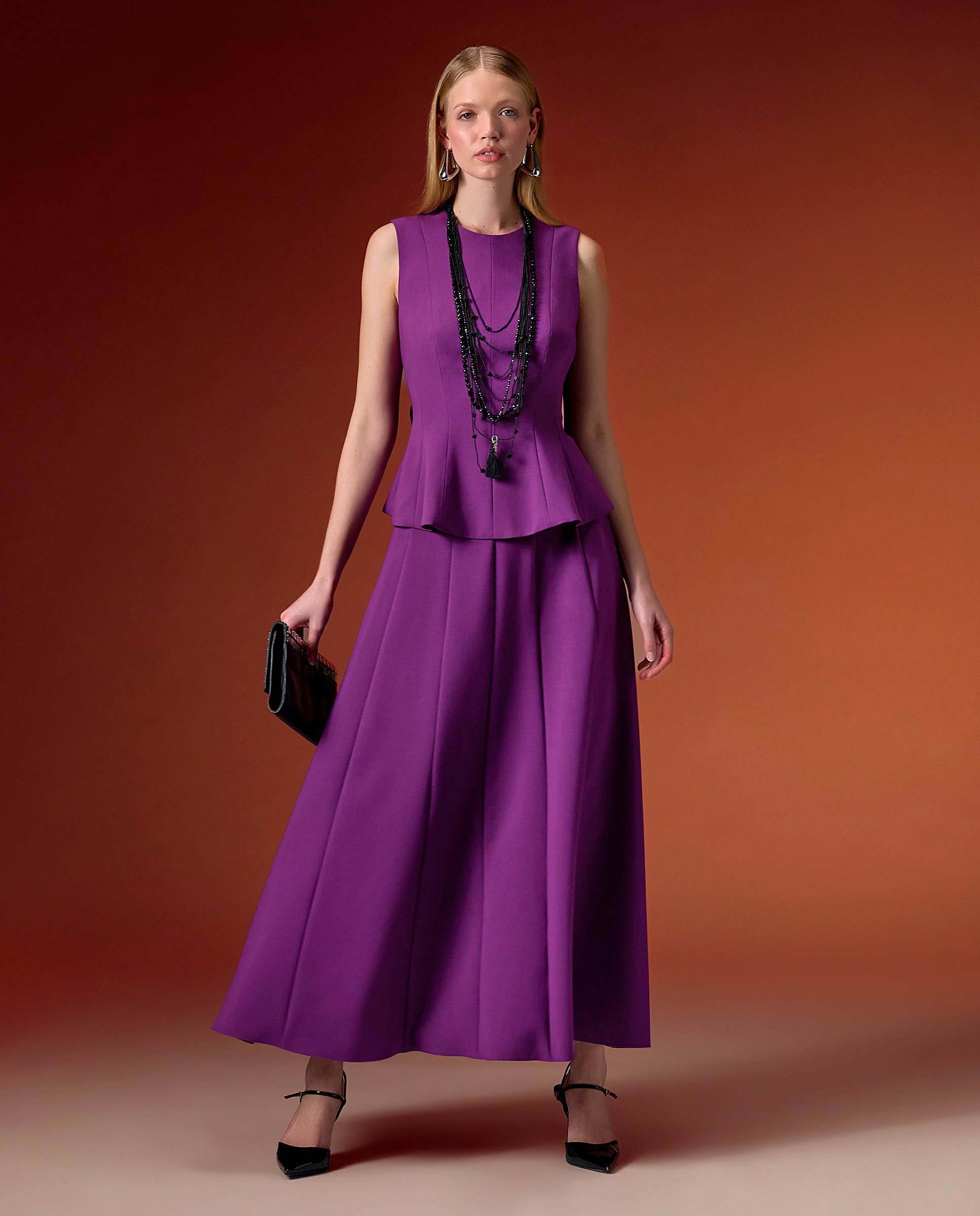 Imagen 0 de Conjunto de top sin mangas con detalle peplum y falda larga. Violeta