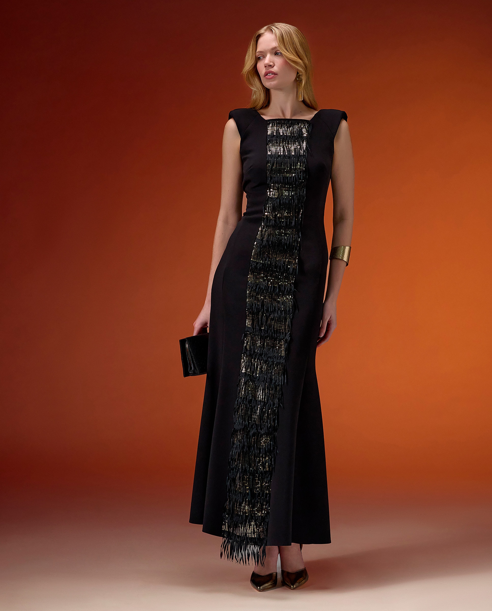 Imagen 0 de Vestido midi de corte sirena y manga a la sisa con flecos Dorado