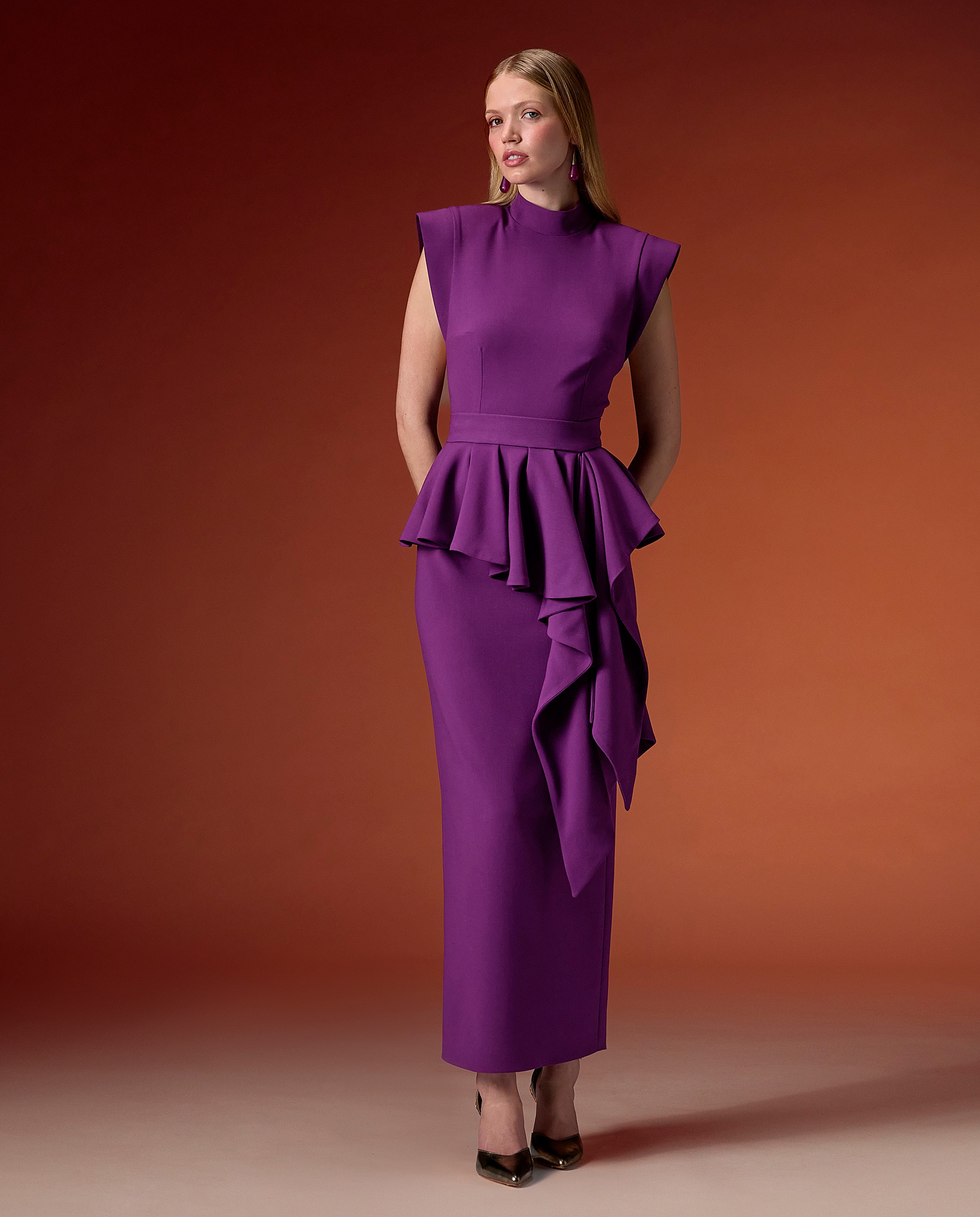 Imagen 0 de Vestido midi con magas sisa y con peplum desmontable. Violeta