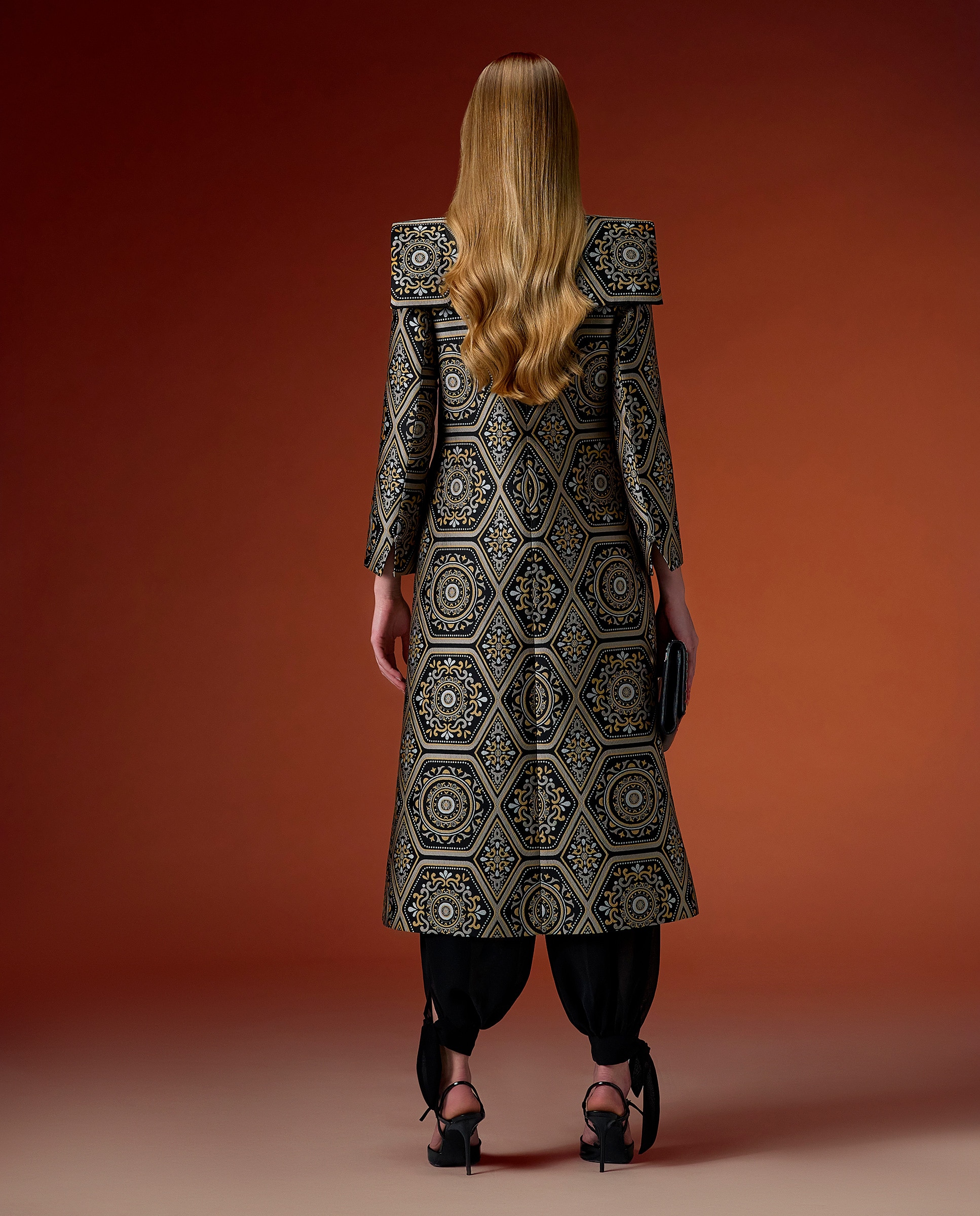 Abrigo largo de jacquard con estampado geométrico y corte estructurado. - Sonia Peña - Negro / Plata Negro / Plata-2