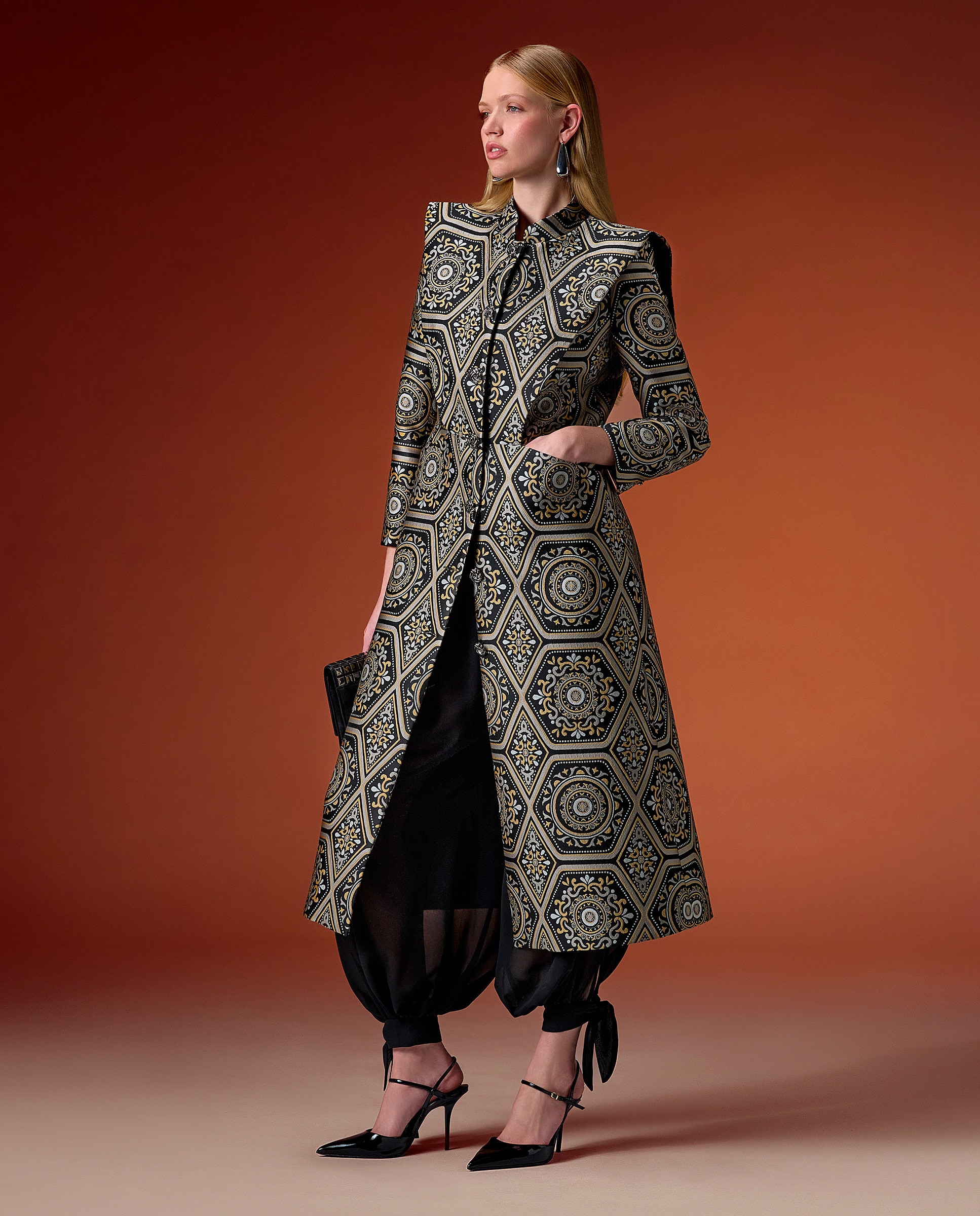 Abrigo largo de jacquard con estampado geométrico y corte estructurado. - Sonia Peña - Negro / Plata Negro / Plata-3