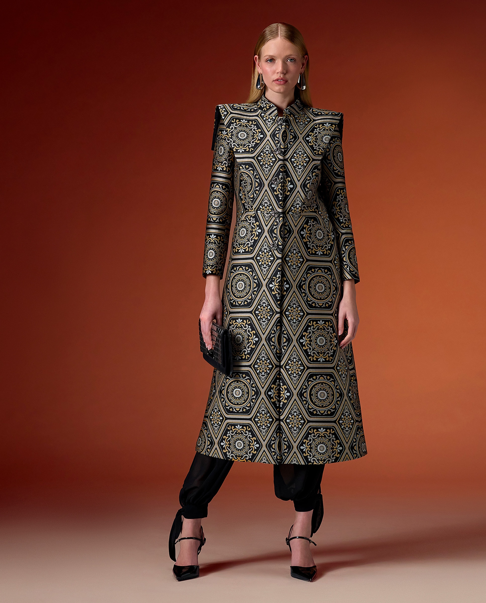 Imagen 0 de Abrigo largo de jacquard con estampado geométrico y corte estructurado. Negro / Plata