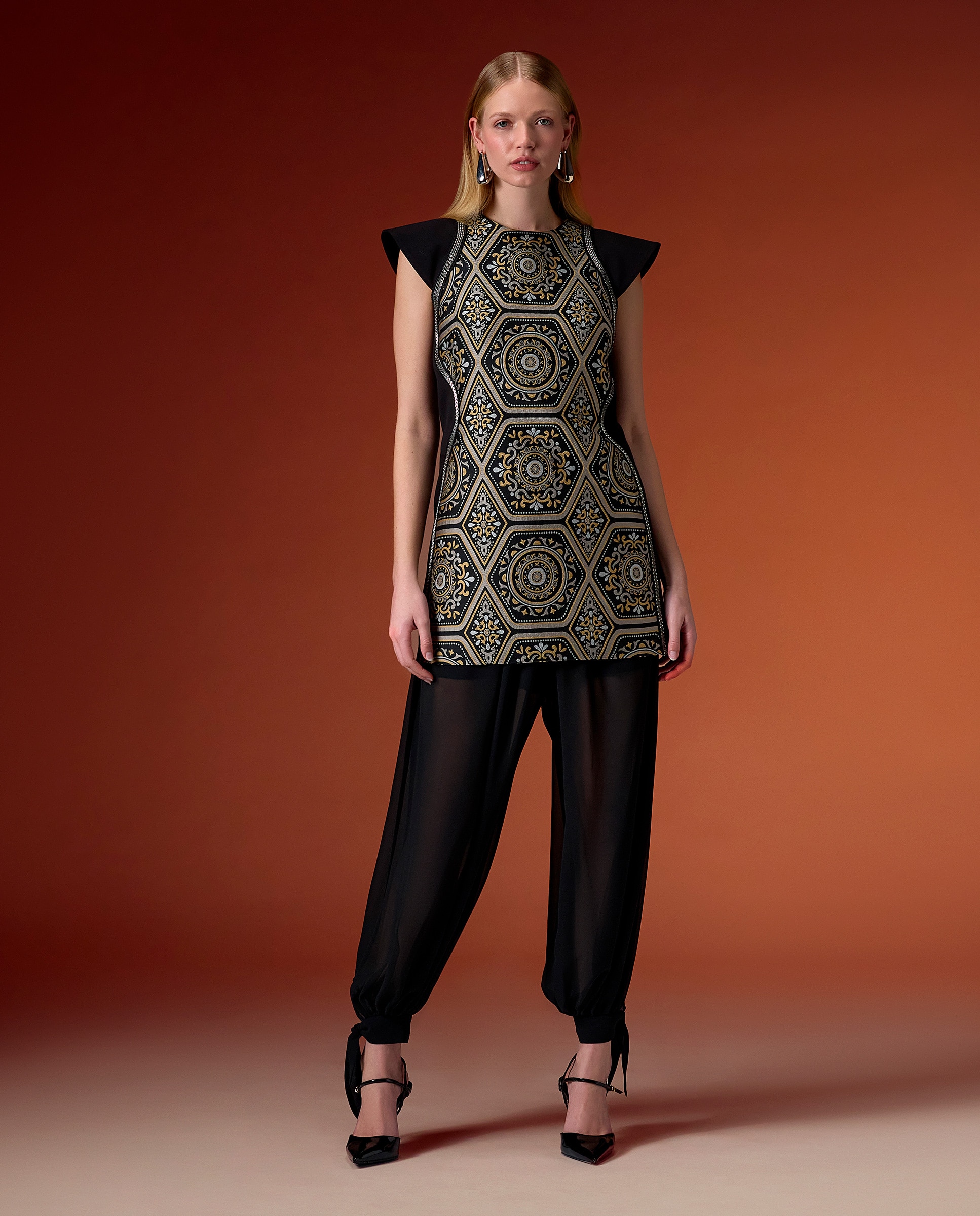 Imagen 0 de Conjunto de túnica estampada y pantalón de gasa. Negro / Plata