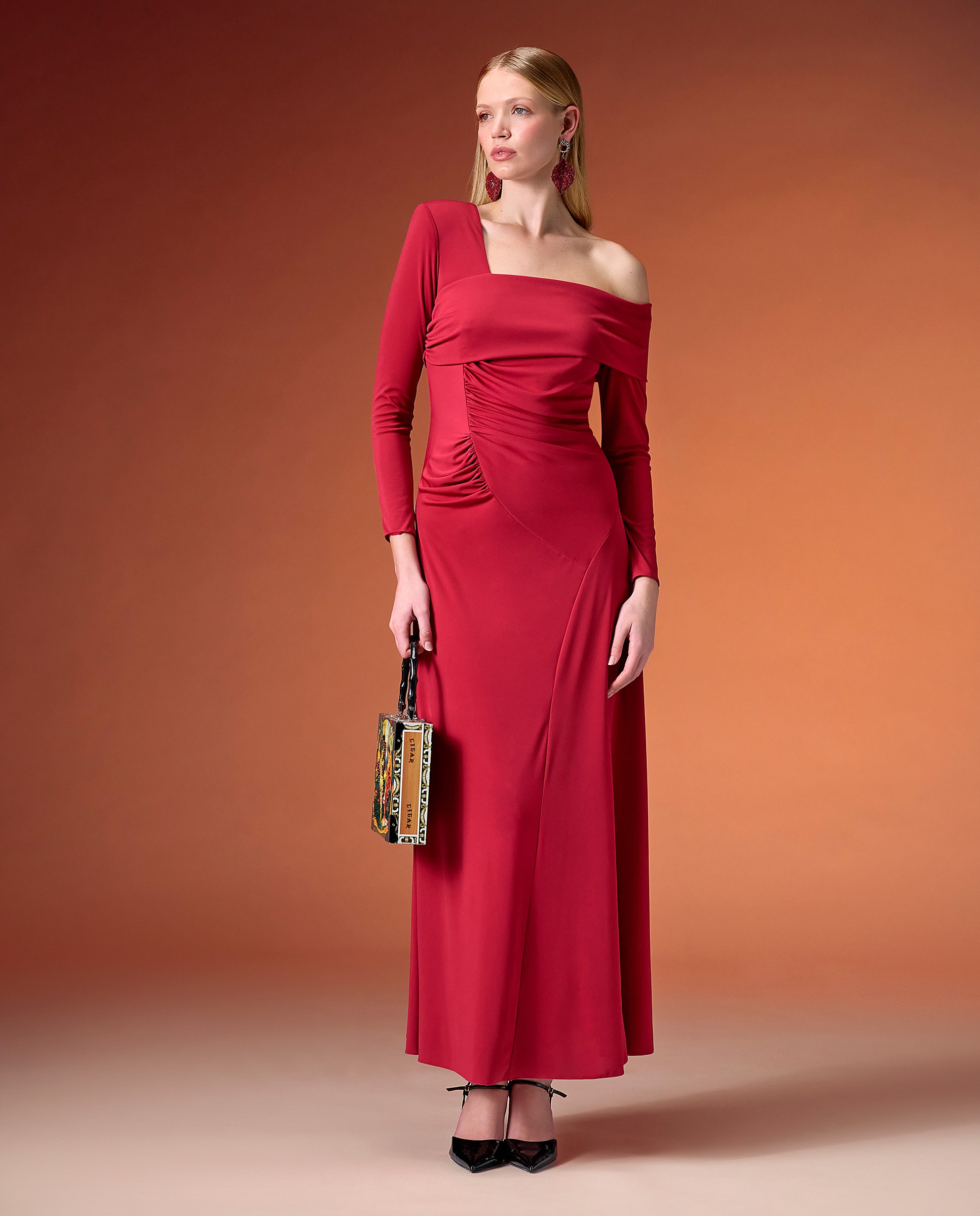 Imagen 0 de Vestido midi de punto con escote bardot de un solo hombro y drapeado lateral. Fresa