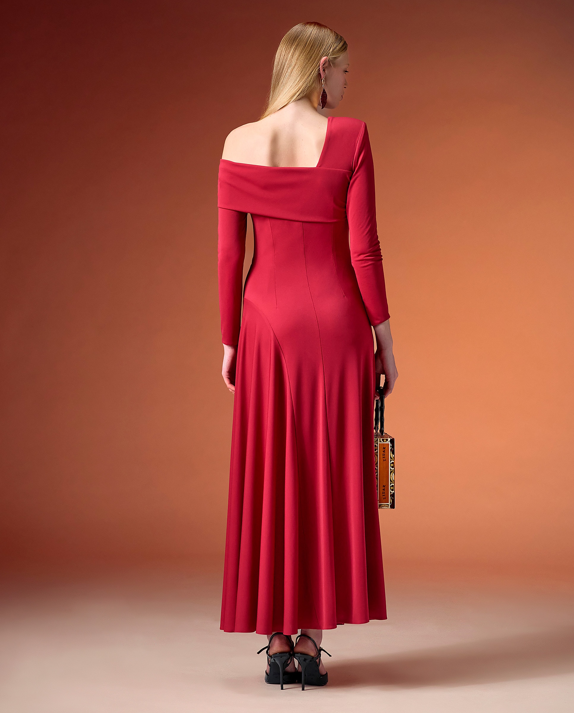 Vestido midi de punto con escote bardot de un solo hombro y drapeado lateral. - Sonia Peña - Fresa Fresa-2