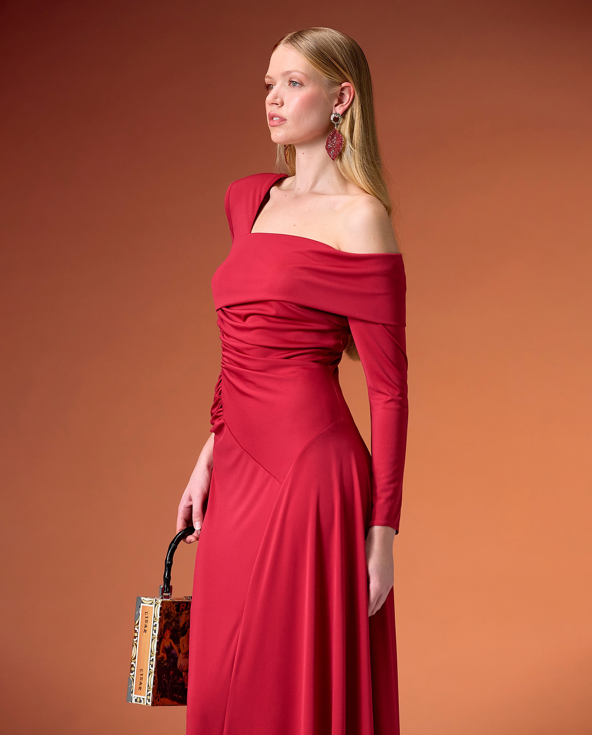 Vestido midi de punto con escote bardot de un solo hombro y drapeado lateral. - Sonia Peña - Fresa Fresa-3