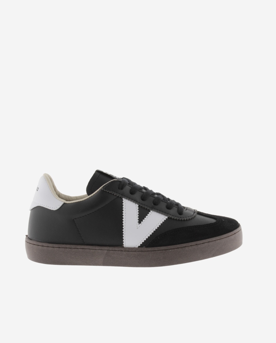 Victoria - Zapatillas deportivas unisex con piezas en contraste y suela color chocolate.