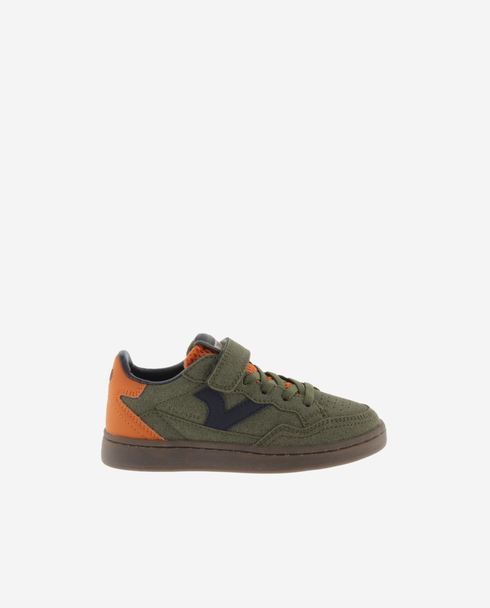 Zapatillas deportivas de niños con piezas en contraste y tira adherente