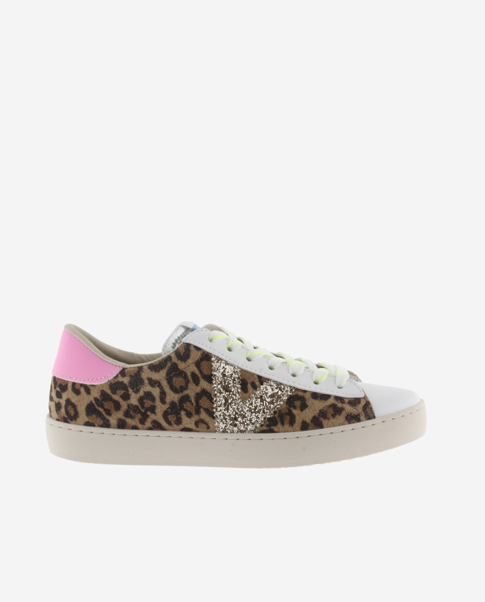 Victoria - Zapatillas deportivas de mujer de serraje leopardo con logotipo de glitter y detalles flúor.