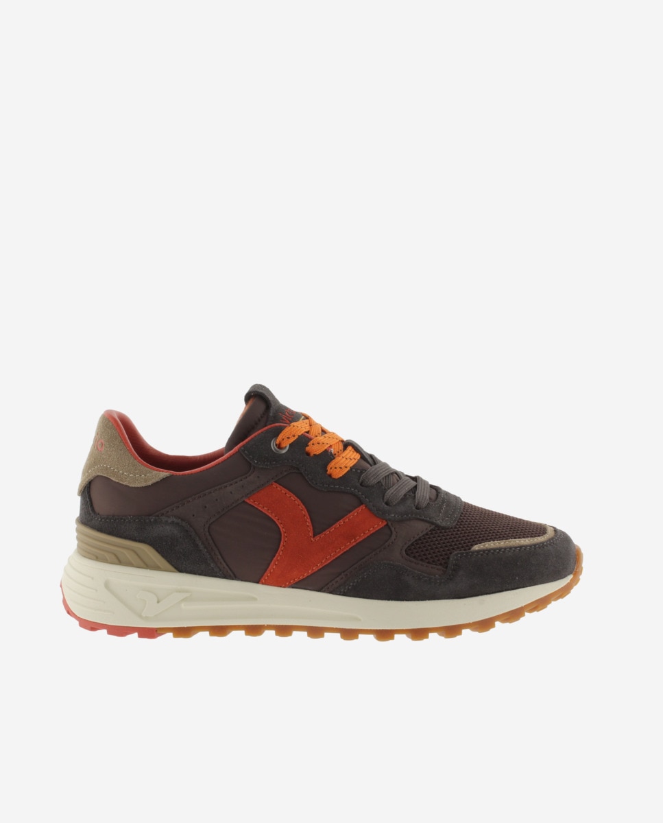 Imagen 0 de Zapatillas deportivas unisex con piezas de color y serraje Marrón
